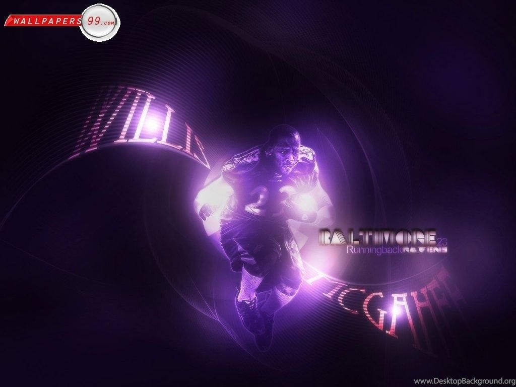 Ravens 桌布 壁紙 — 一名足球運動員在紫色光芒中穿過一條帶有發光文字和動態燈光效果的隧道。