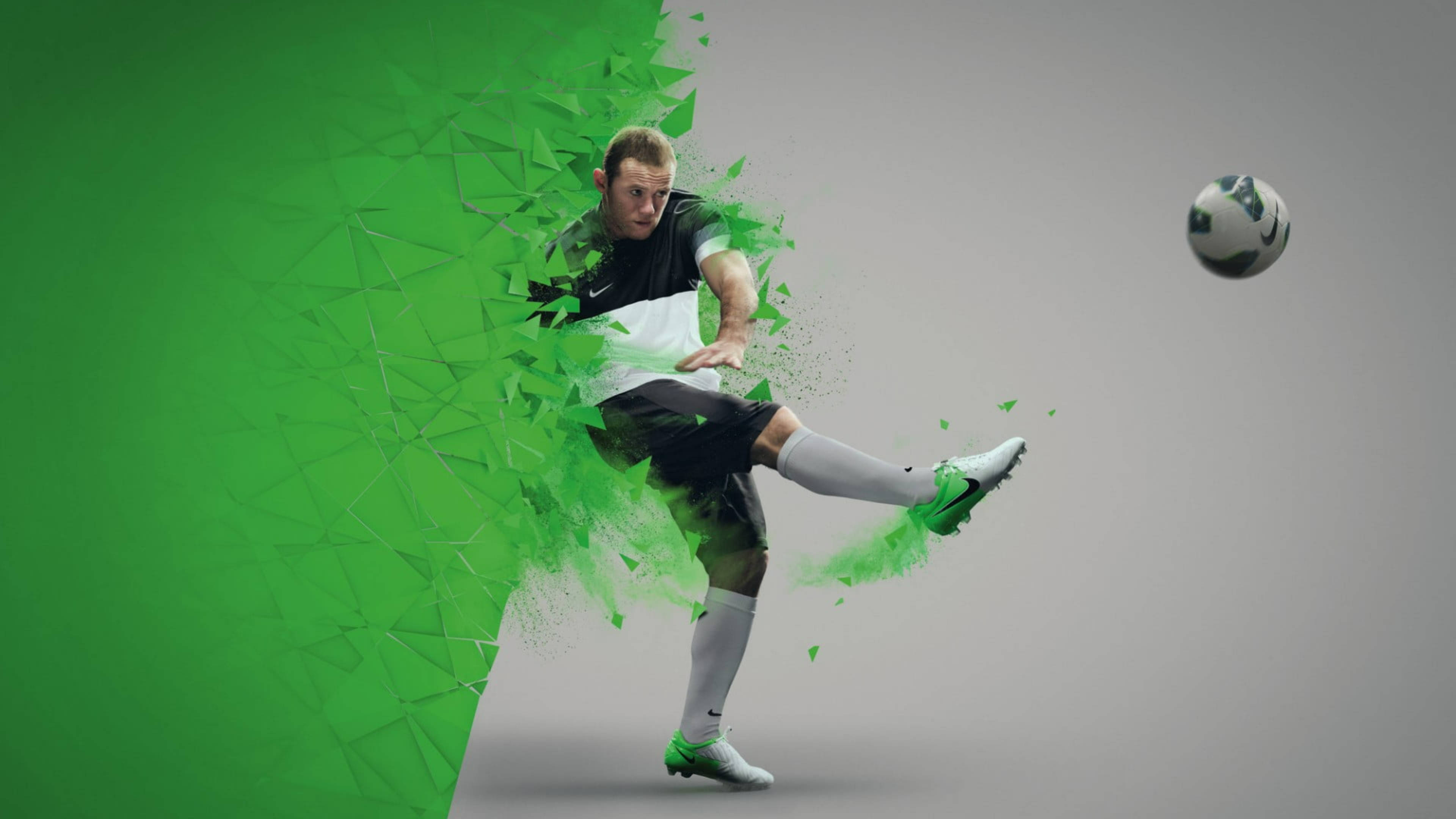 Rooney 桌布 壁紙 — 一名足球運動員在運動中踢球，綠色幾何碎片從他的身體爆炸出來，背景為灰色。