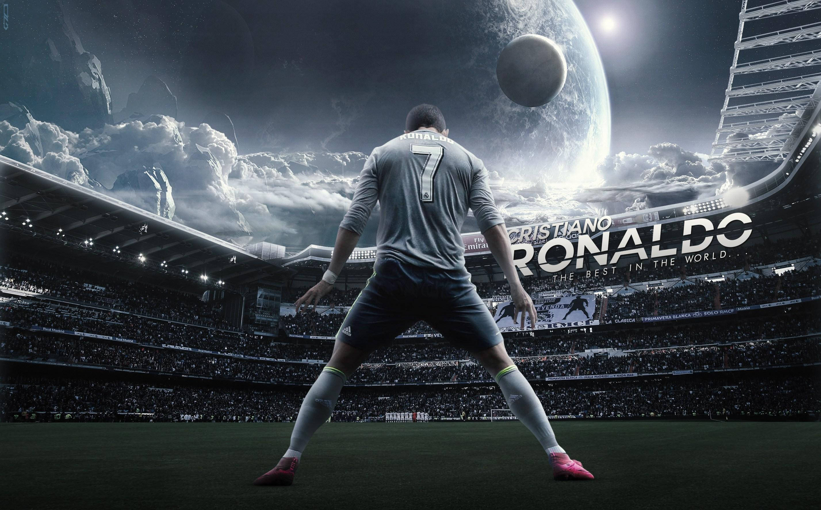 cr7 桌布 壁紙 — 一名足球運動員在體育場內，天空中有巨大的行星和月亮在看台上方。