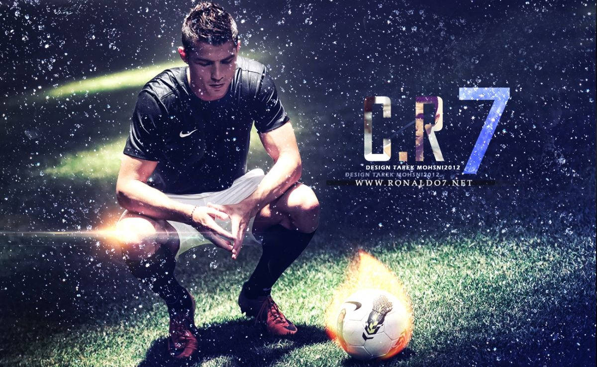 Ronaldo 桌布 壁紙 — 一名足球運動員跪在草地上，旁邊是一個燃燒的足球，背景是星空和發光的光效。