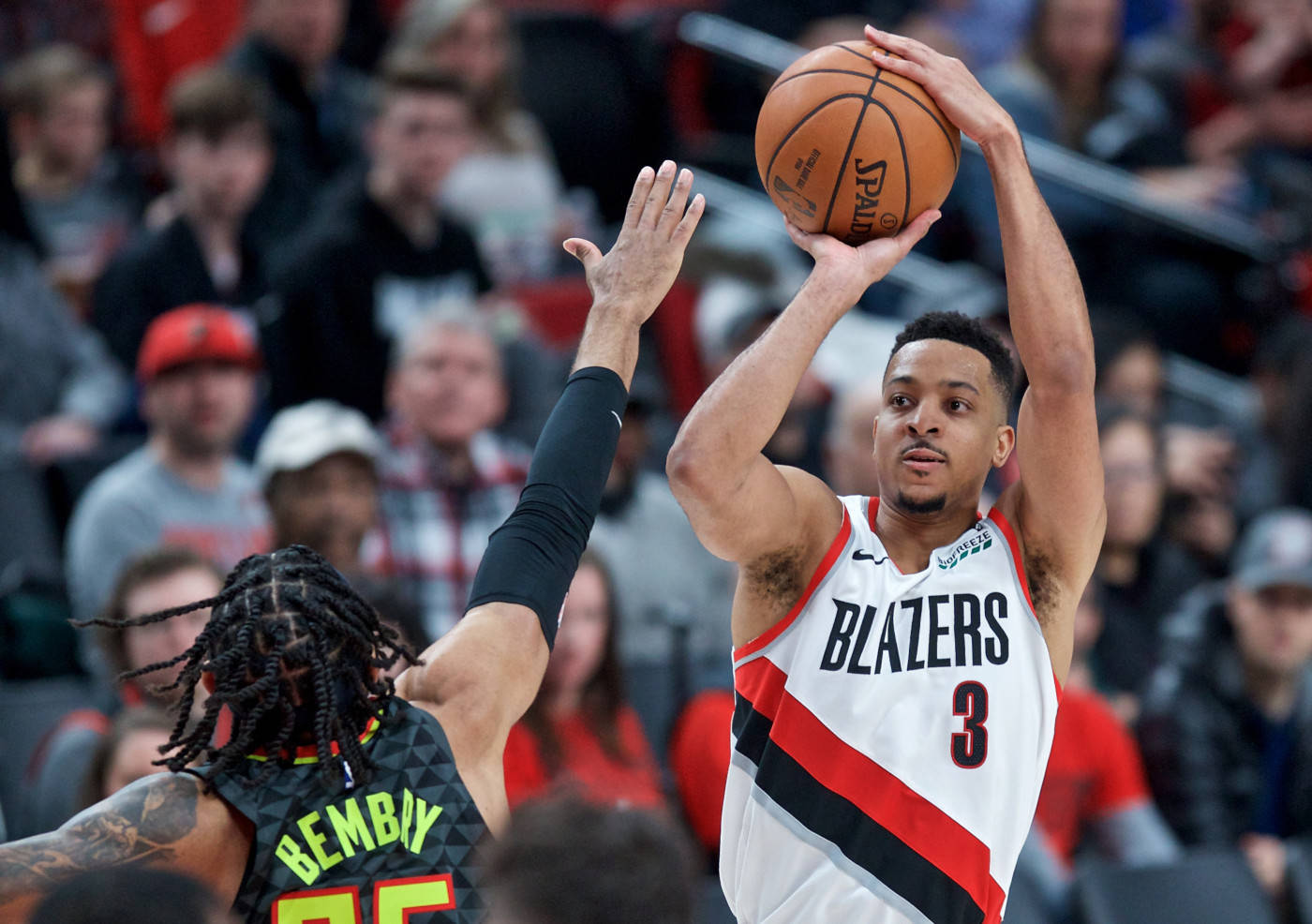 Cj 桌布 壁紙 — 一名身穿 Blazers 球衣的籃球運動員在擁擠的場館中投籃，同時被對手防守。