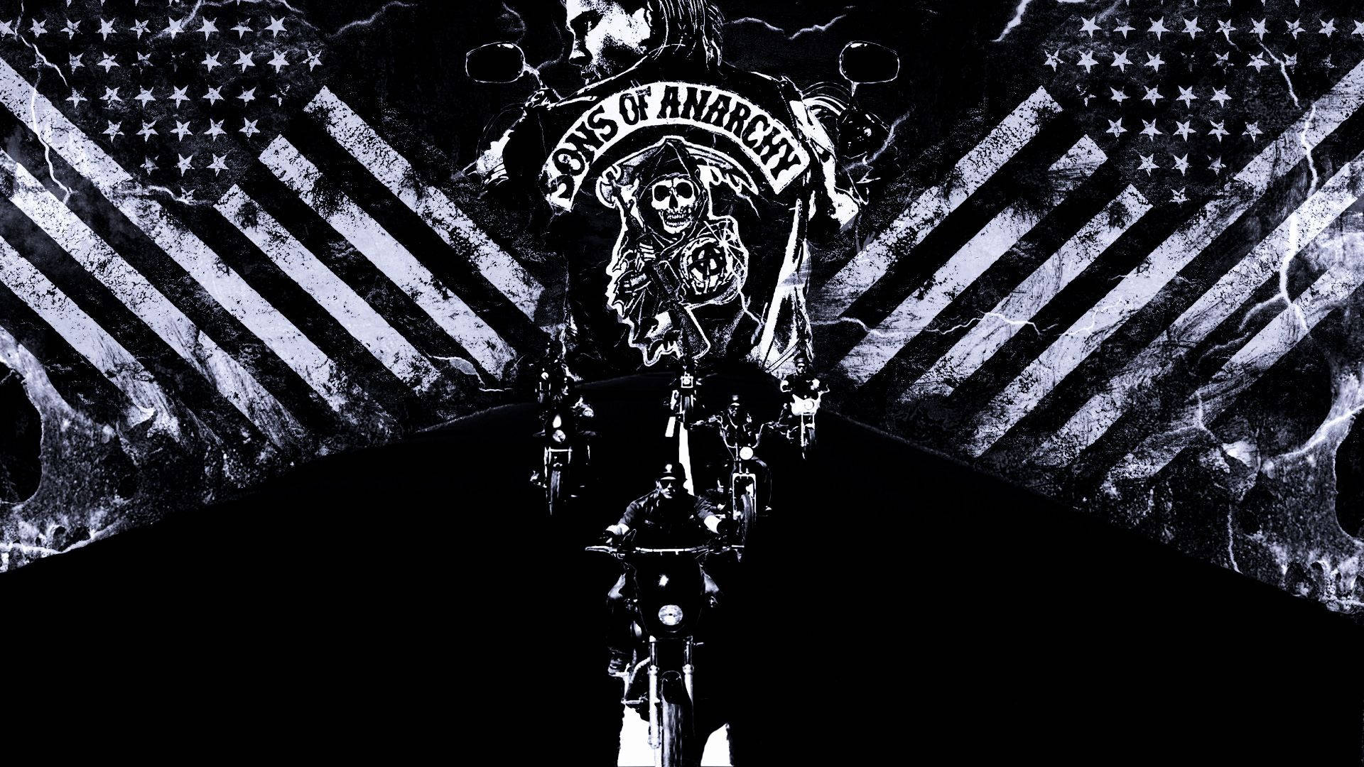 reaper 桌布 壁紙 — 一名身穿 Sons of Anarchy 背心的機車騎士，在帶有骷髏圖案的美國國旗背景下騎機車。