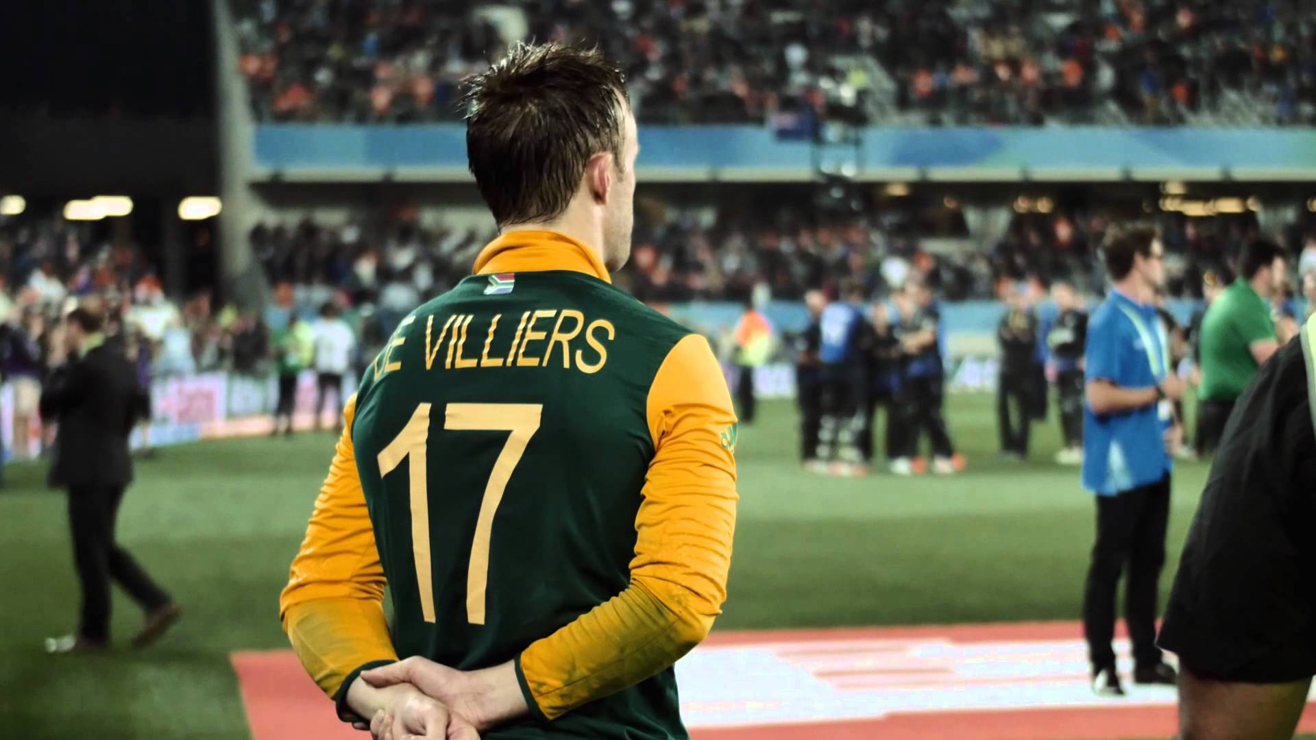 Ab De Villiers 桌布 壁紙 — 一名身穿17號球衣、名字為Villiers的橄欖球運動員，雙手交疊在背後，站在體育場的球場上。