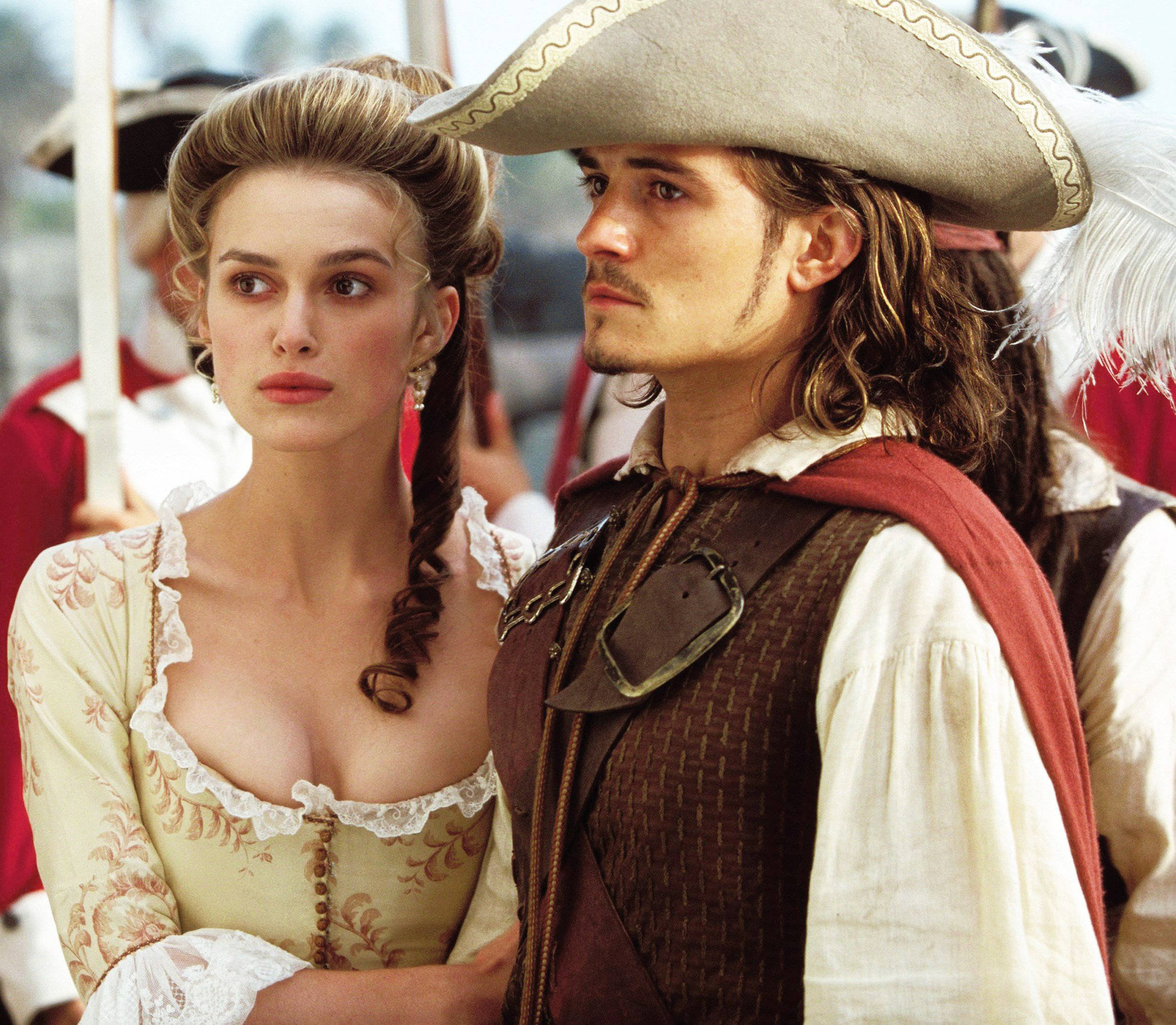 Pirates Of The Caribbean 桌布 壁紙 — 一名身穿18世紀海盜服裝的男子和女子並肩站立，表情嚴肅。