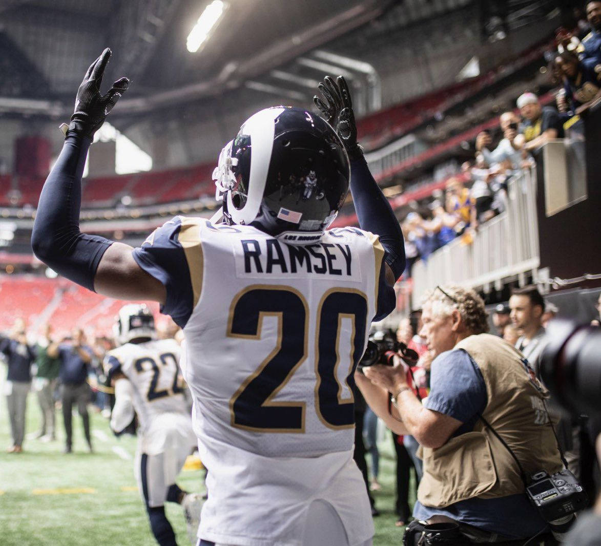 Ramsey 桌布 壁紙 — 一名身穿20號球衣的足球運動員在體育場場地上高舉雙手慶祝，周圍有球迷和攝影師。