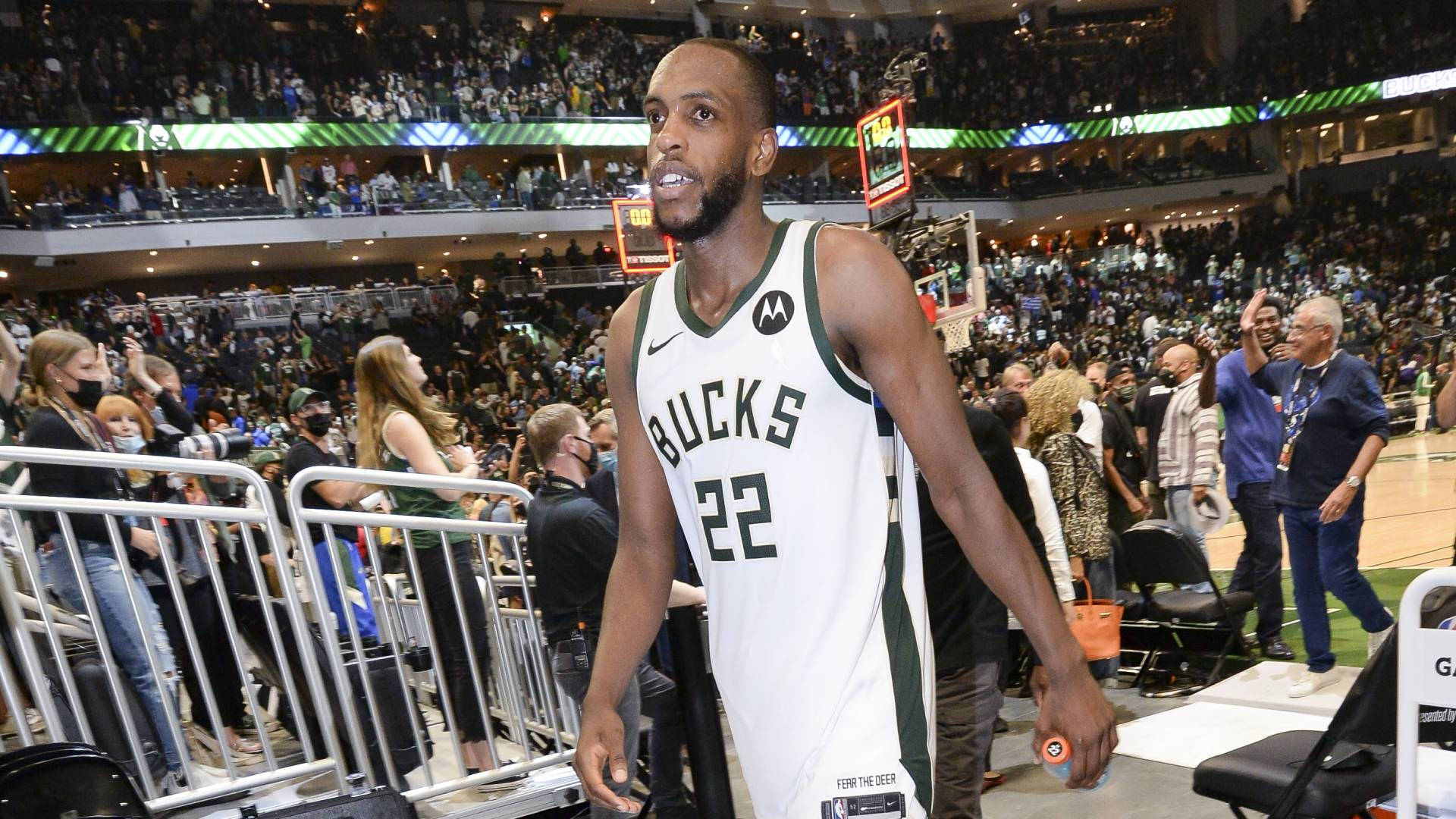 Khris Middleton 桌布 壁紙 — 一名身穿22號球衣的密爾瓦基公鹿籃球運動員在比賽期間走進球場，背景有球迷歡呼。