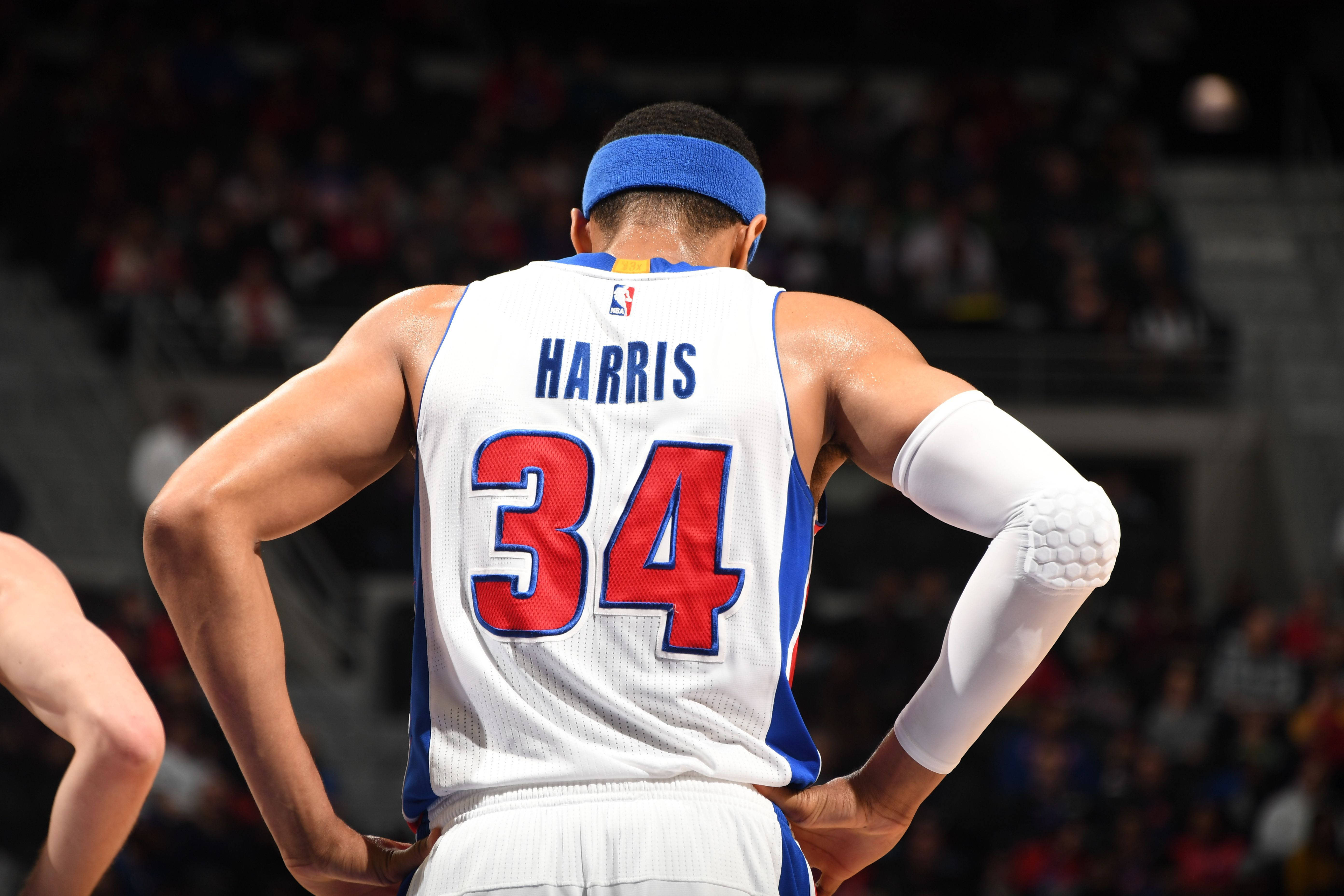 NBA 桌布 壁紙 — 一名身穿34號球衣的籃球運動員在比賽中背對鏡頭，雙手叉腰站立。