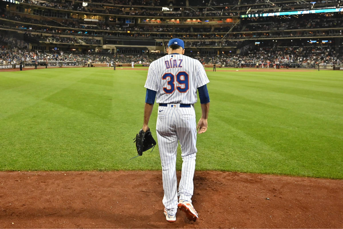 MLB Players 桌布 壁紙 — 一名身穿39號球衣的棒球運動員在夜間穿過燈火通明的球場，背對鏡頭走開。