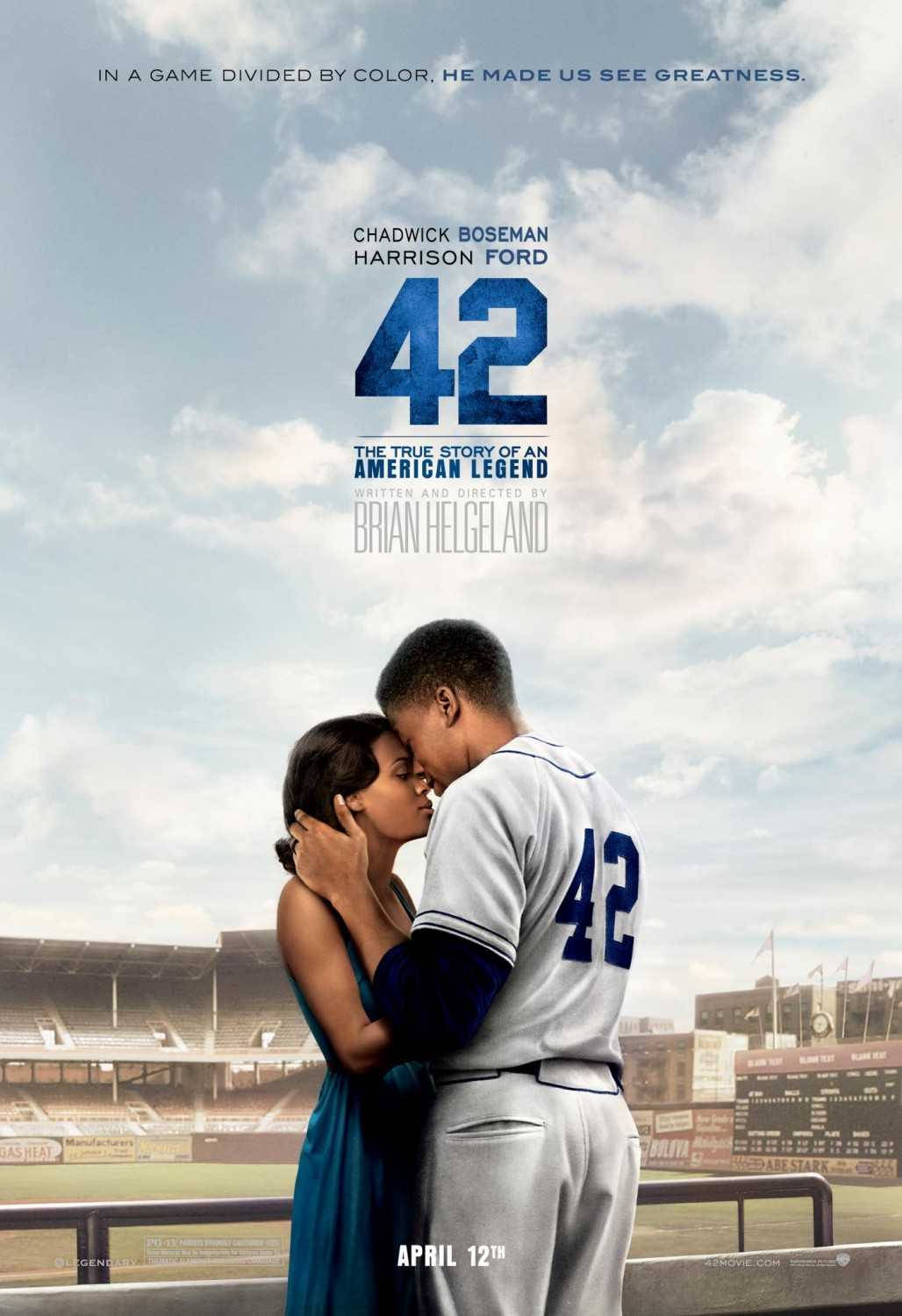 Jackie 桌布 壁紙 — 一名身穿42號棒球衣的男子在陰天下於體育館陽台上擁抱一名身穿藍色連衣裙的女子。