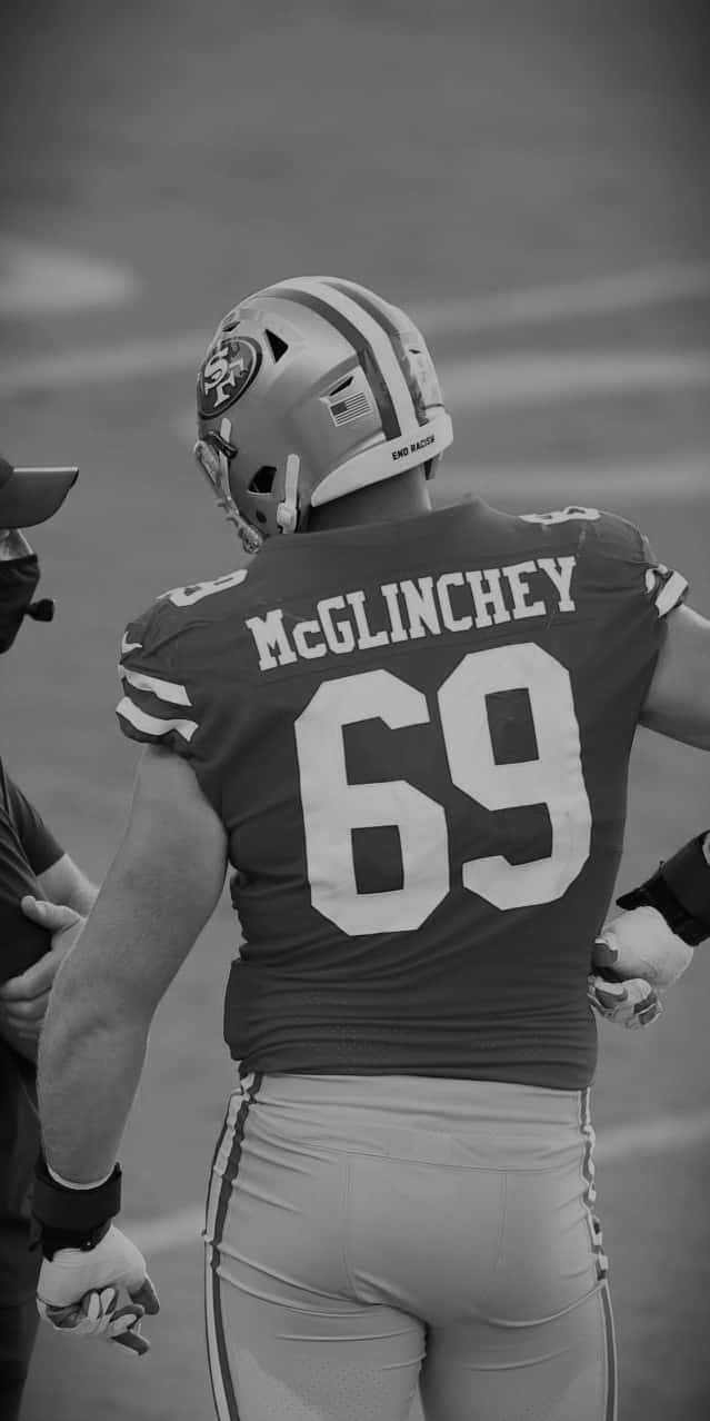 Mike Mcglinchey 桌布 壁紙 — 一名身穿69號球衣、背上印有McGlinchey名字的美式足球員的黑白特寫。