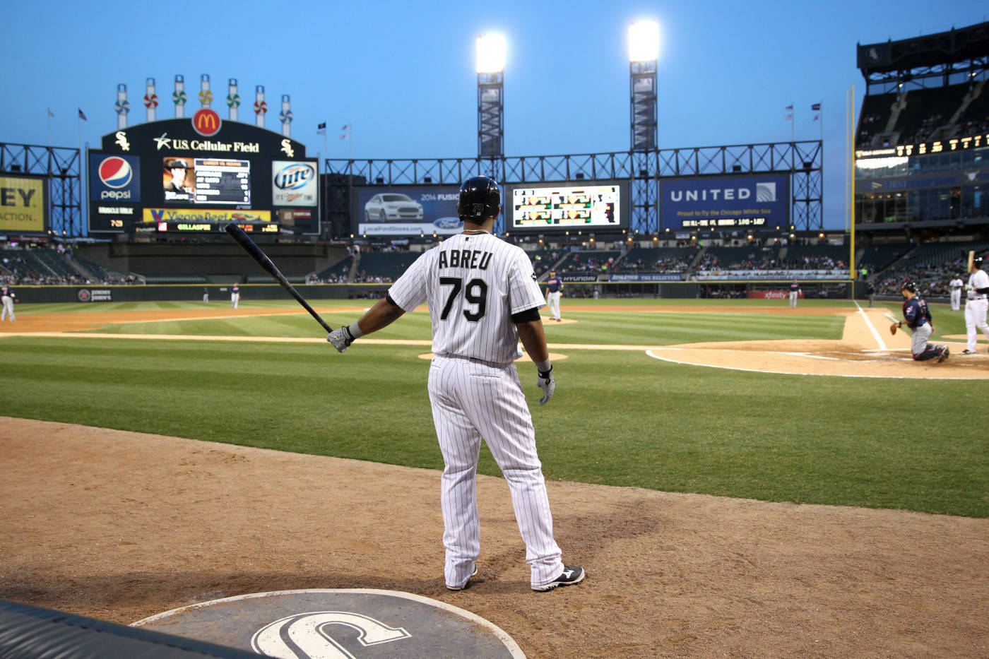 jose abreu 桌布 壁紙 — 一名身穿79號球衣的棒球運動員在黃昏的球場燈光下站在本壘板，手持球棒。