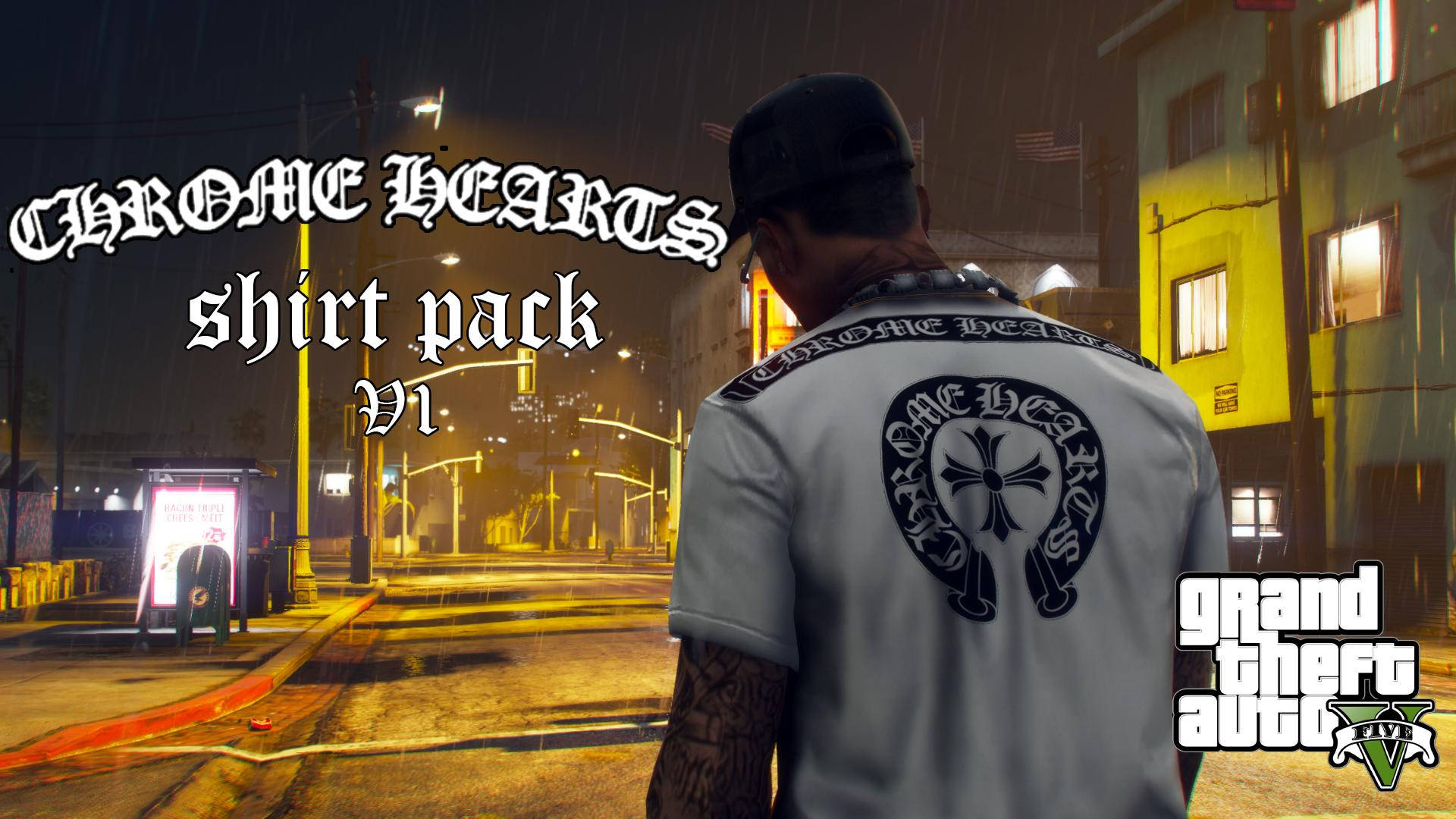 Chrome Hearts 桌布 壁紙 — 一名身穿Chrome Hearts襯衫的男子獨自站在夜晚被雨水浸濕的城市街道上，被溫暖的路燈和發光的窗戶照亮。
