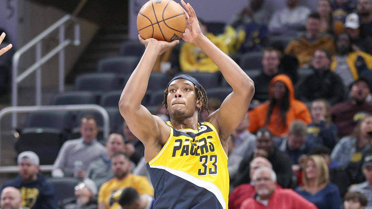 myles turner 桌布 壁紙 — 一名身穿Pacers球衣的籃球運動員在擠滿觀眾的場館中專注地投出罰球。