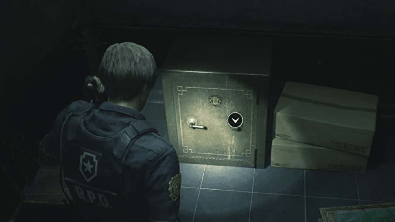 1366x768 Resident Evil 2 桌布 壁紙 — 一名身穿R.P.D.制服的警員站在昏暗燈光下，面對一個雜亂儲藏室中的重型金屬保險箱。