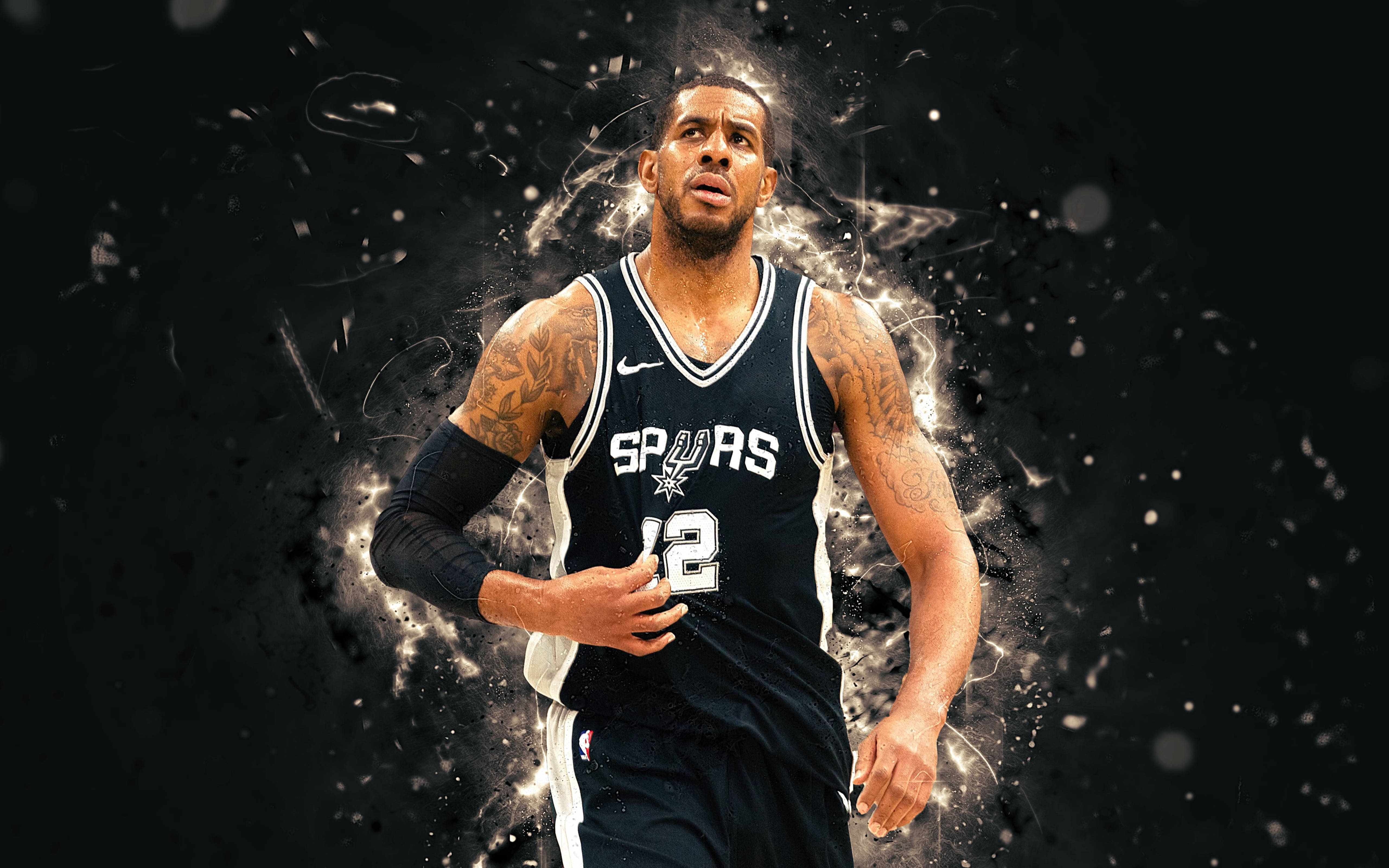 Lamarcus Aldridge 桌布 壁紙 — 一名身穿Spurs球衣的籃球運動員在黑暗背景下散發著發光的能量向前衝刺。