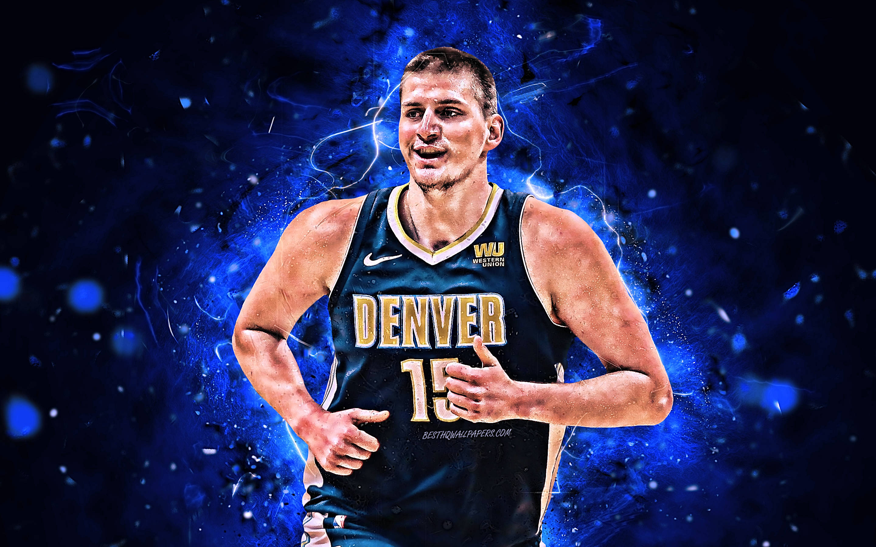 Jokic 桌布 壁紙 — 一名身穿丹佛球衣的籃球運動員在宇宙藍色能量爆發背景下動態站立。