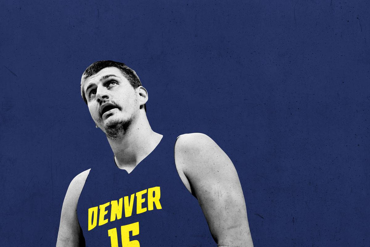 Jokic 桌布 壁紙 — 一名身穿丹佛球衣的籃球運動員在帶有紋理的藍色背景上向上凝視。