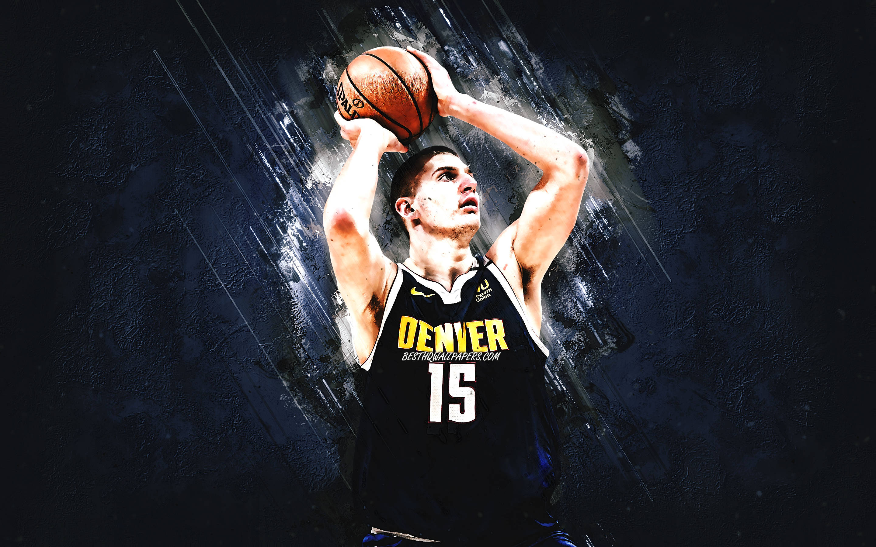 Jokic 桌布 壁紙 — 一名身穿丹佛球衣的籃球運動員在深色紋理背景和動態光線中準備投籃。