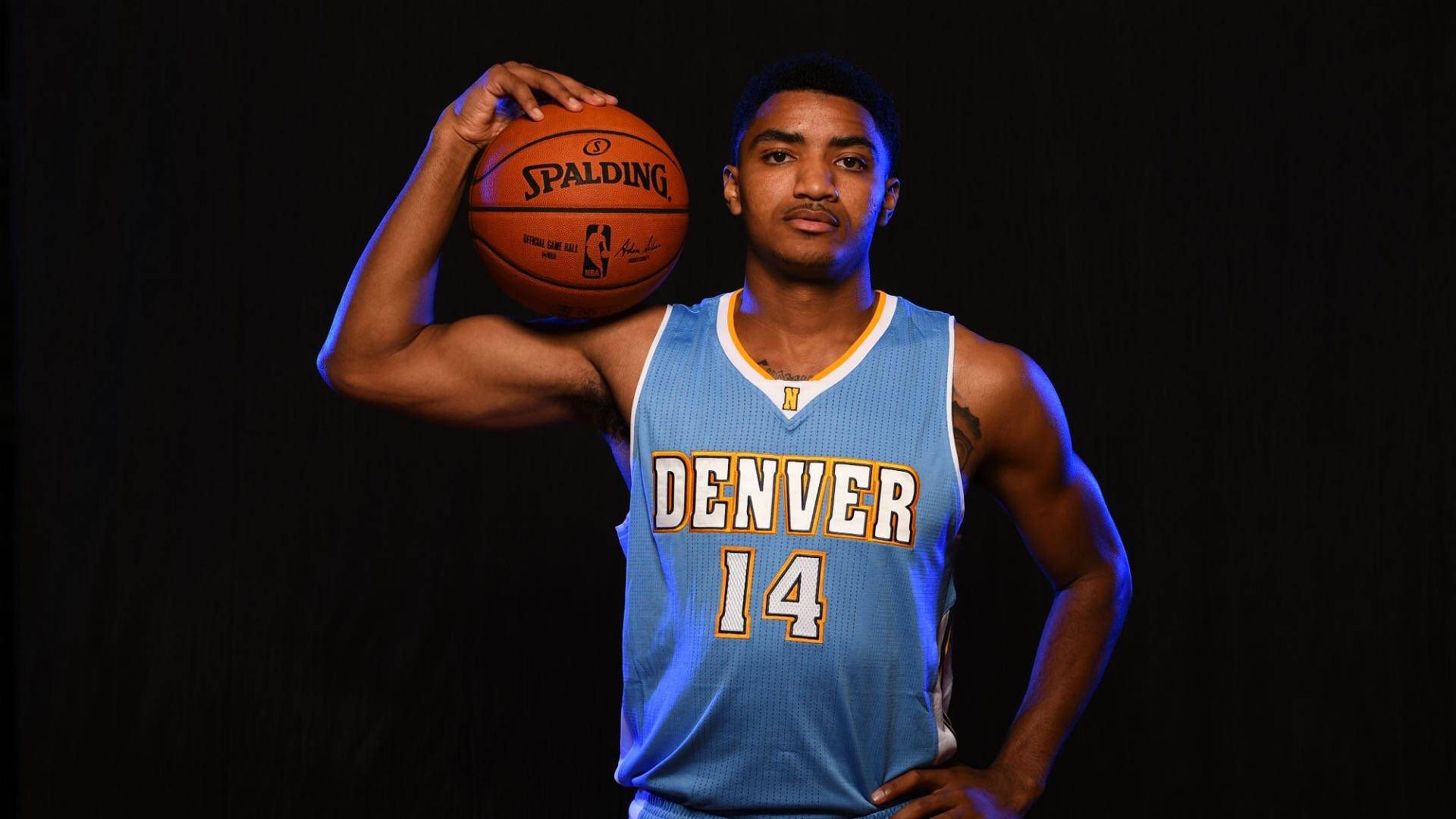 gary harris 桌布 壁紙 — 一名身穿丹佛球衣的籃球運動員在黑暗的攝影棚背景下，手持 Spalding 籃球，配合戲劇性的藍色燈光。