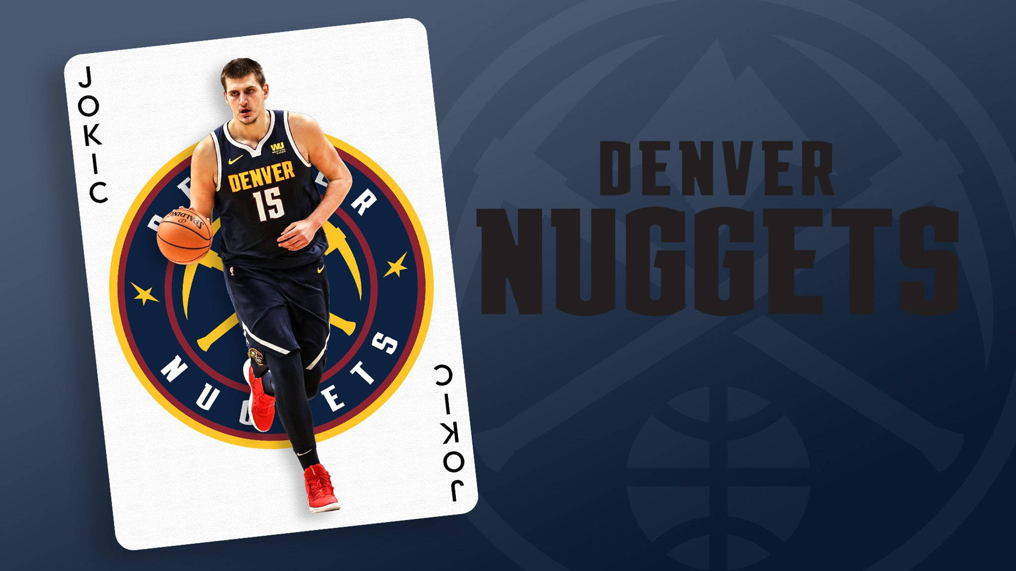 Jokic 桌布 壁紙 — 一名身穿丹佛金塊球衣的籃球運動員在撲克牌設計上運球，背景為深藍色球隊主題。