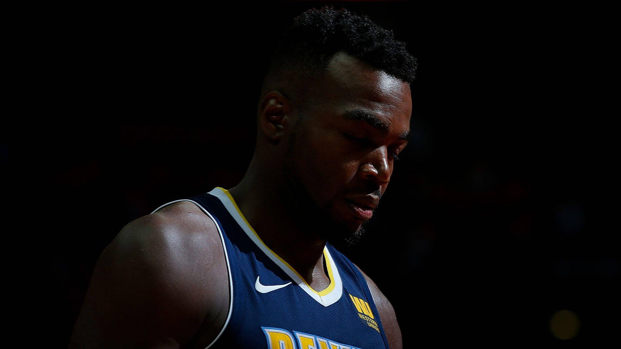 paul millsap 桌布 壁紙 — 一名身穿丹佛金塊球衣的籃球運動員在深色背景下低頭專注地凝視。