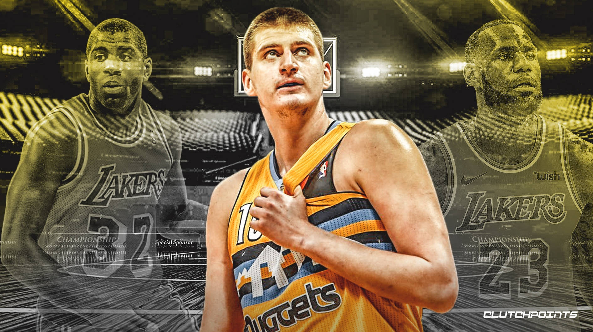 Jokic 桌布 壁紙 — 一名身穿丹佛金塊球衣的籃球運動員站在舞台中央，背景是褪色的湖人傳奇，在場館燈光下。