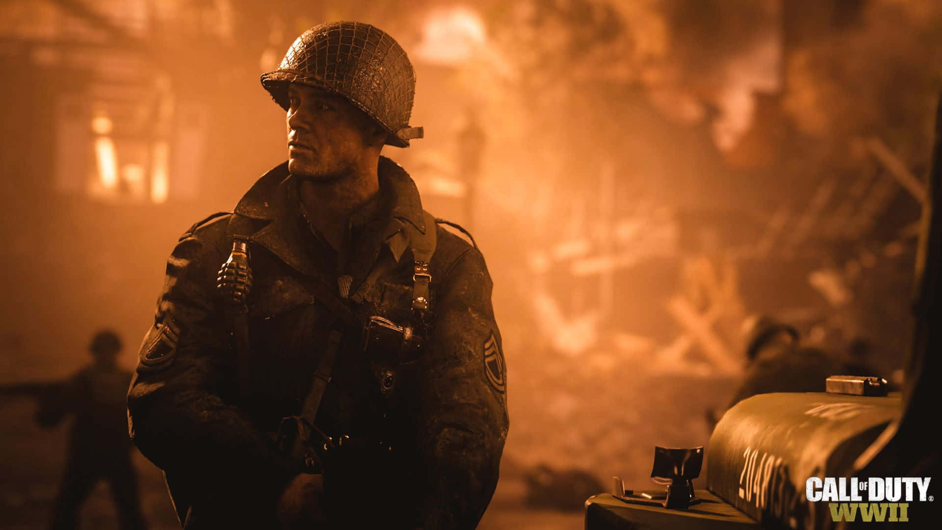 Call Of Duty Soldiers 桌布 壁紙 — 一名身穿二戰裝備的士兵在煙霧瀰漫的戰場上，在溫暖的橙色燈光下莊嚴地站立。