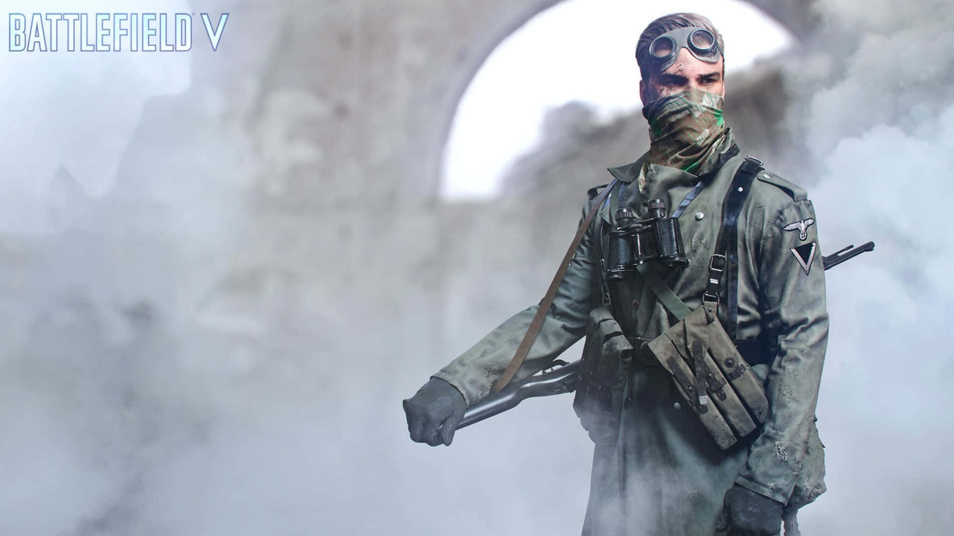 1080p Battlefield V 桌布 壁紙 — 一名身穿二戰裝備的士兵站在煙霧中，護目鏡和圍巾遮住了他的臉。
