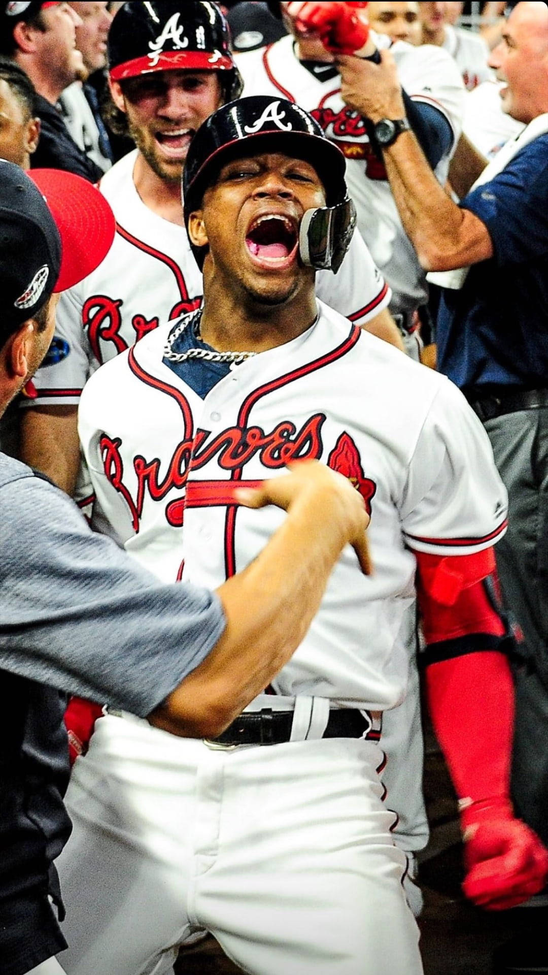 Acuna 桌布 壁紙 — 一名身穿亞特蘭大勇士隊球衣的棒球選手在球員休息區中，被隊友圍繞著勝利歡呼。