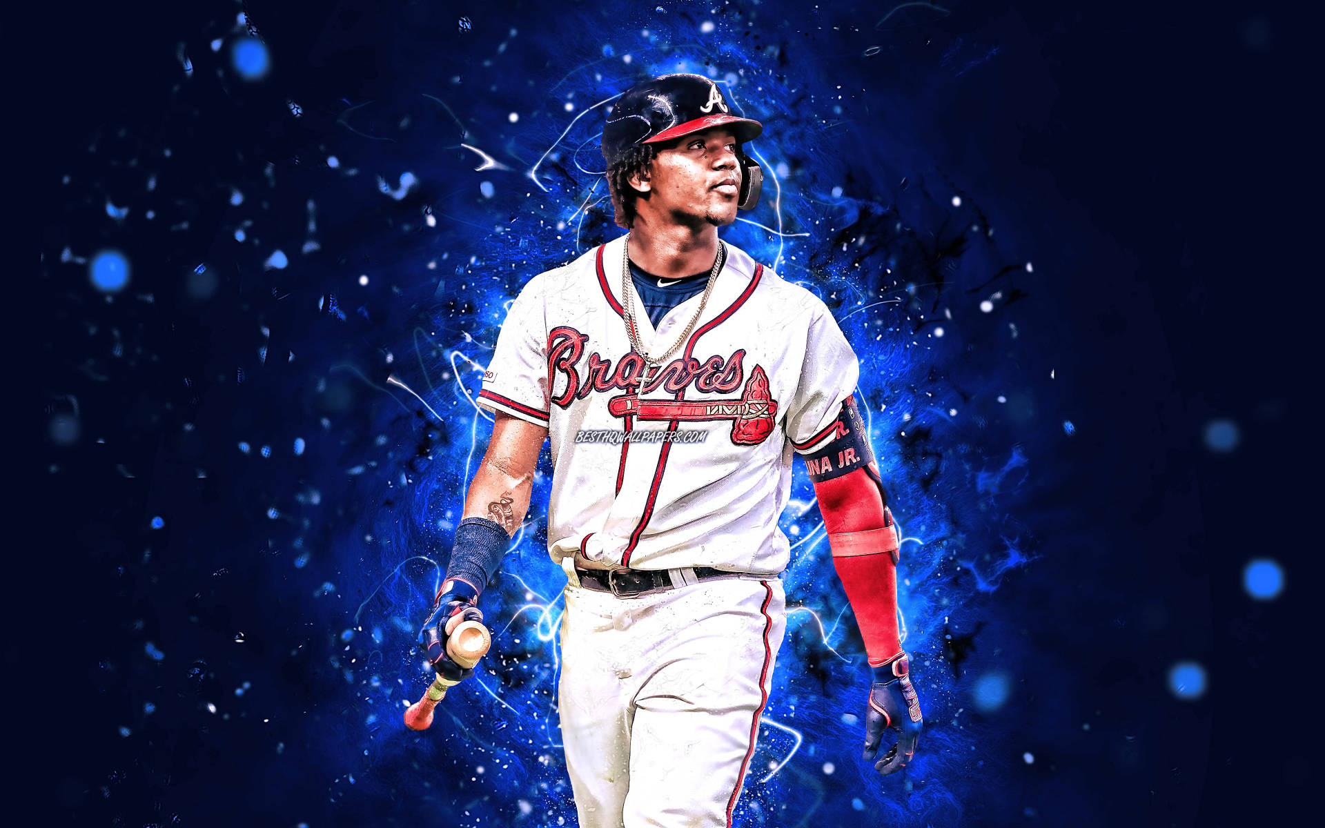Braves 桌布 壁紙 — 一名身穿亞特蘭大勇士隊球衣的棒球運動員自信地站在充滿活力的藍色電能背景前。