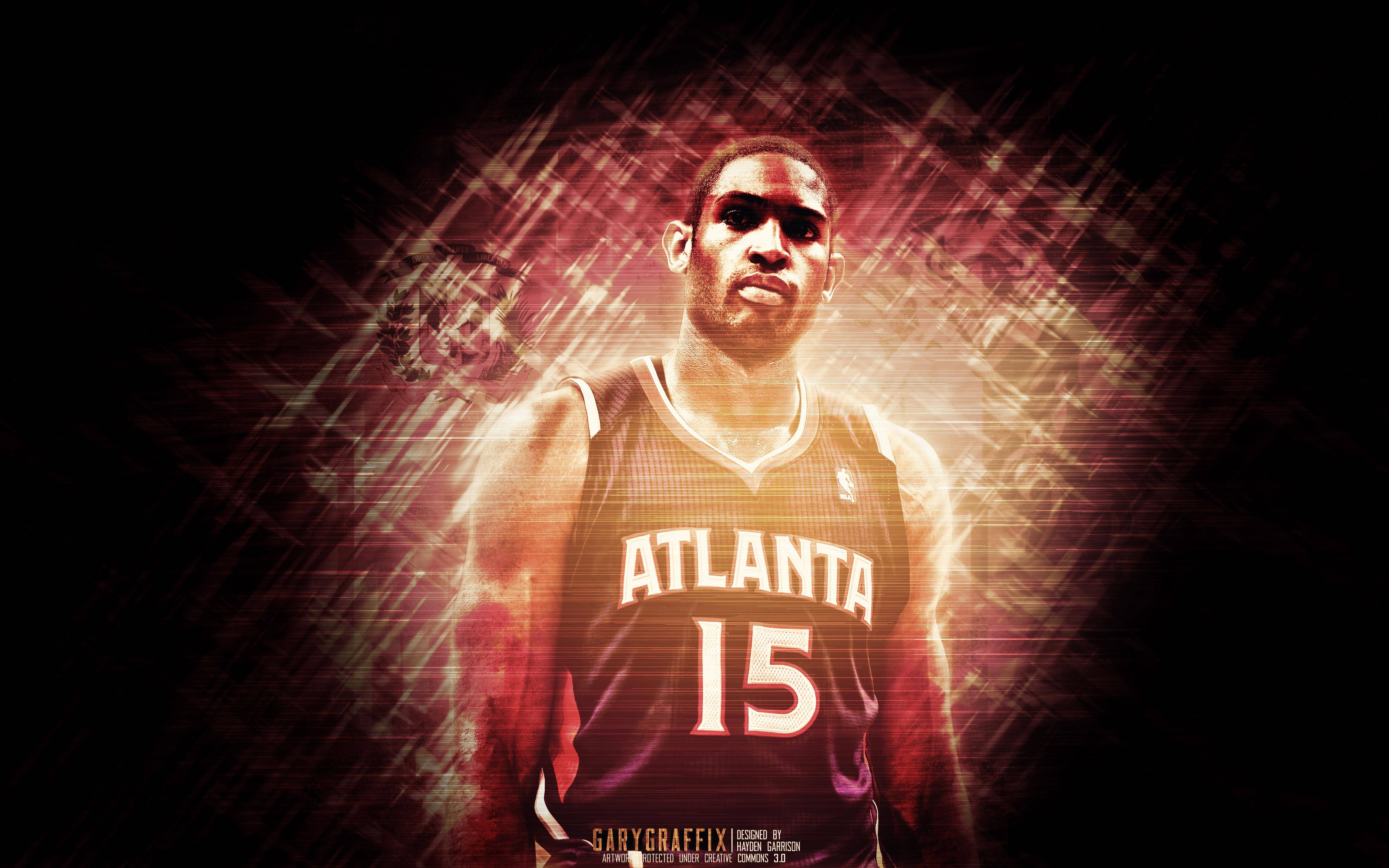 Al Horford 桌布 壁紙 — 一名身穿亞特蘭大球衣的籃球運動員站在黑暗背景中，被耀眼的光線照亮。