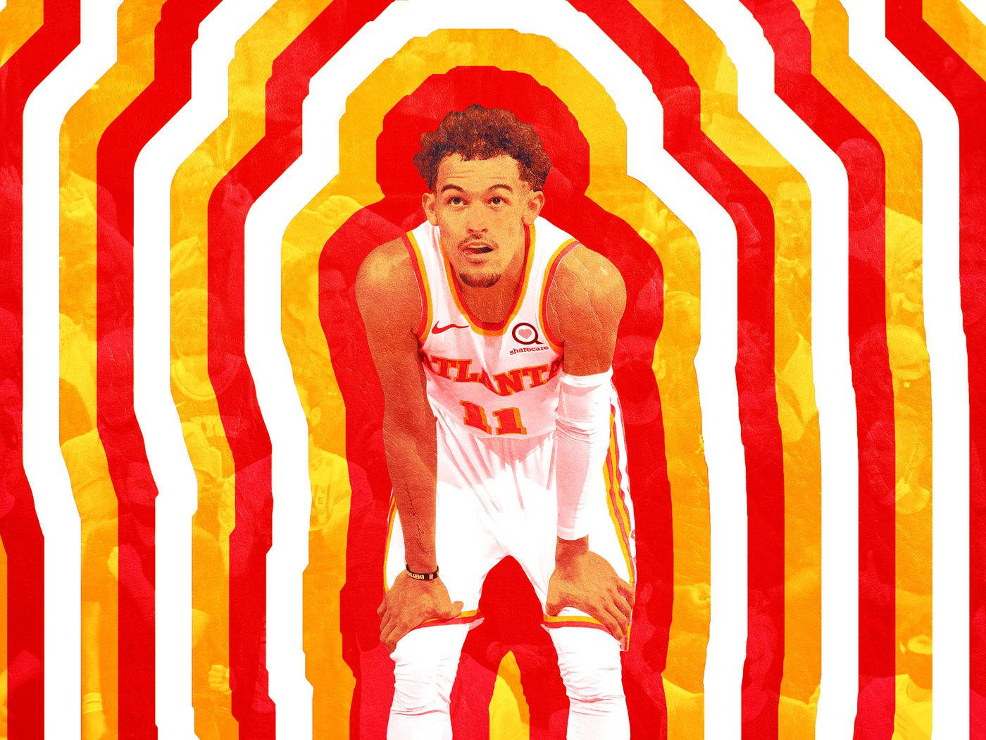 Trae Young 桌布 壁紙 — 一名身穿亞特蘭大球衣的籃球運動員在鮮明的紅、黃、白條紋背景前跪下。
