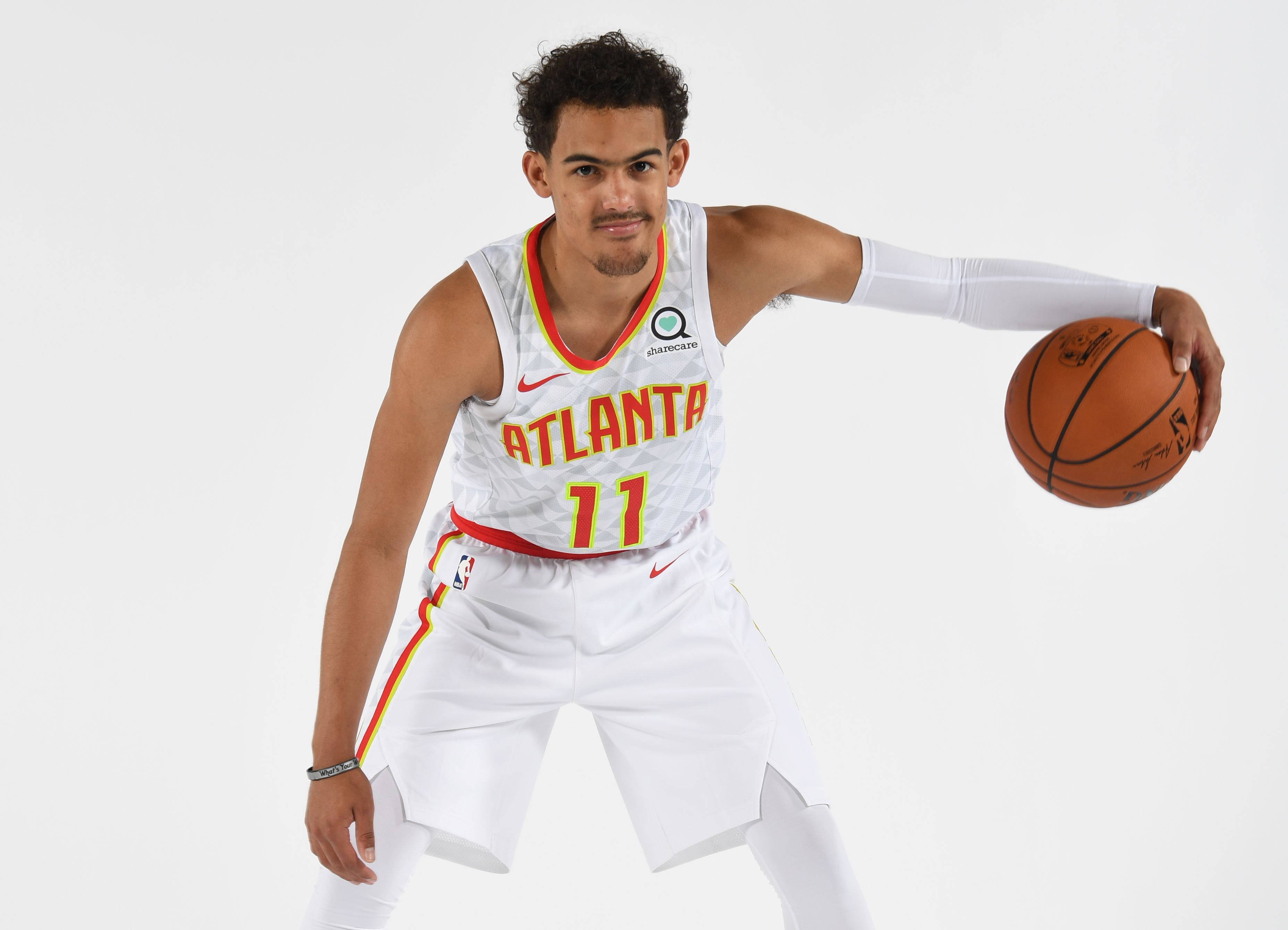4K NBA 桌布 壁紙 — 一名身穿亞特蘭大老鷹隊球衣的籃球運動員在純白色背景前持球。