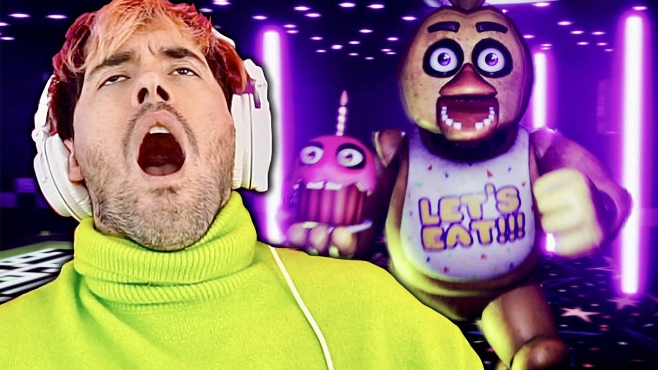 YouTube縮圖 桌布 壁紙 — 一名身穿亮綠色高領毛衣的男子戴著耳機尖叫，身後是Five Nights at Freddy's的電子動畫角色在霓虹燈房間中若隱若現。