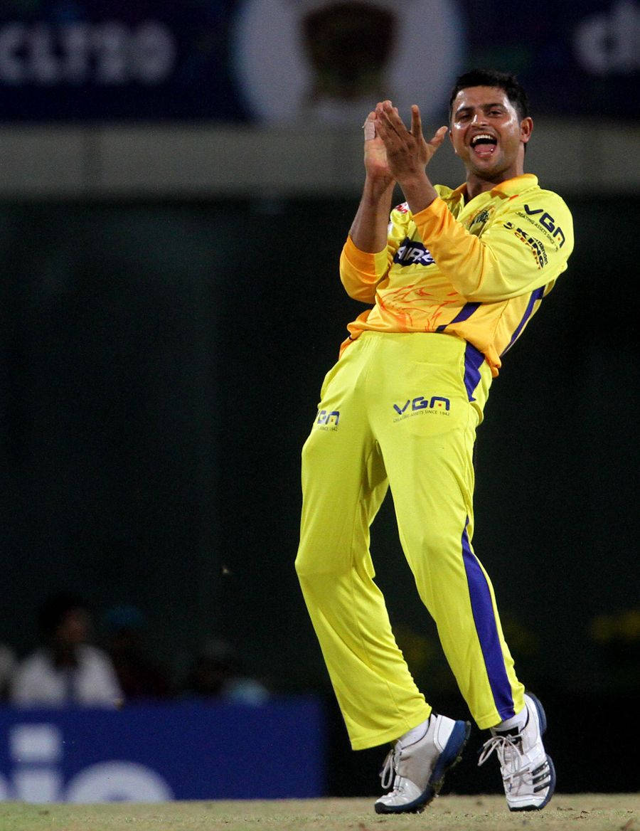 Chennai Super Kings 桌布 壁紙 — 一名身穿亮黃色球衣的板球運動員在夜間球場的體育場燈光下，高興地跳躍和鼓掌。
