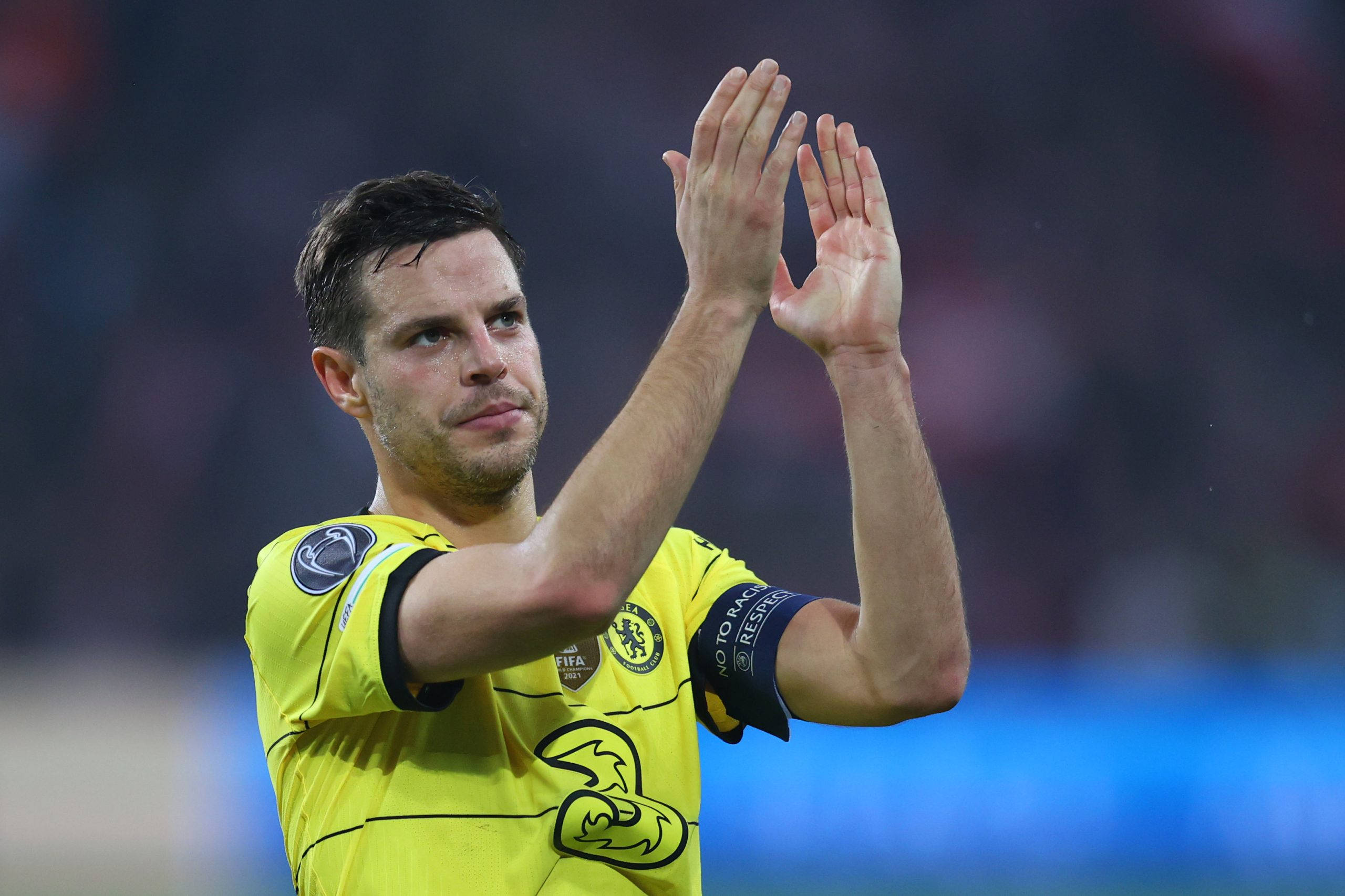 Clapping 桌布 壁紙 — 一名身穿亮黃色球衣的足球員在夜間球場上仰望並鼓掌。