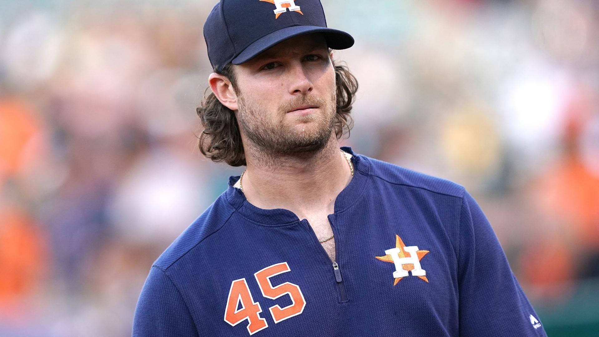 Gerrit Cole 桌布 壁紙 — 一名身穿休士頓太空人45號球衣的棒球運動員，在日間比賽中專注站立，背景是模糊的球場人群。