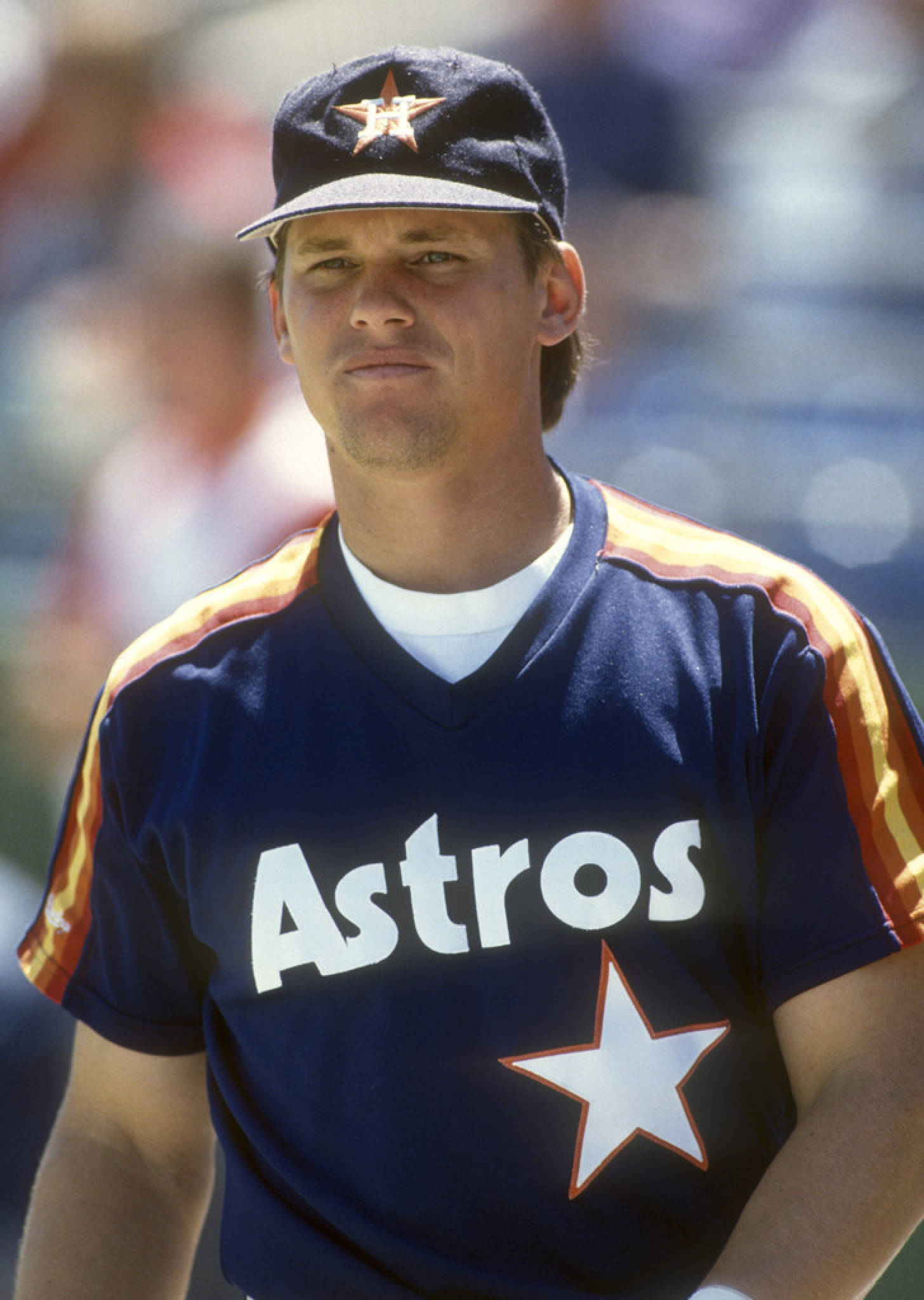 Craig Biggio 桌布 壁紙 — 一名身穿休士頓太空人隊球衣的棒球選手，在明亮的球場燈光下自信地站立。