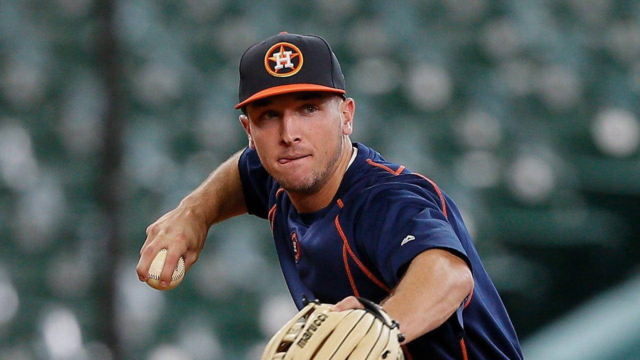Bregman 桌布 壁紙 — 一名身穿休士頓太空人隊球衣的棒球投手在比賽中揮臂投球，背景是模糊的體育場座位。