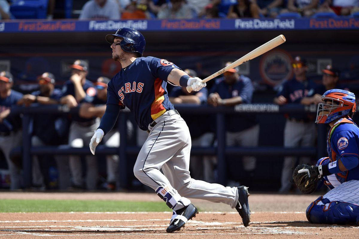 Bregman 桌布 壁紙 — 一名身穿休士頓太空人隊球衣的棒球運動員在日間比賽中強力揮棒，捕手蹲在本壘板後方。