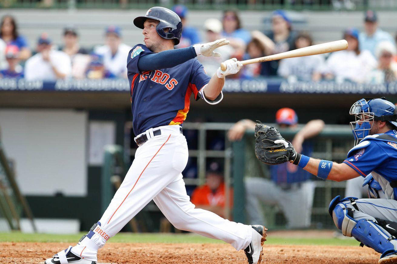 Bregman 桌布 壁紙 — 一名身穿休士頓太空人隊球衣的棒球選手在日間比賽中，在捕手蹲在他身後的情況下，專注地揮棒。