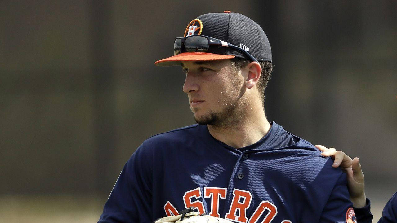 Bregman 桌布 壁紙 — 一名身穿休士頓太空人隊球衣的棒球運動員在日間練習時專注站立。