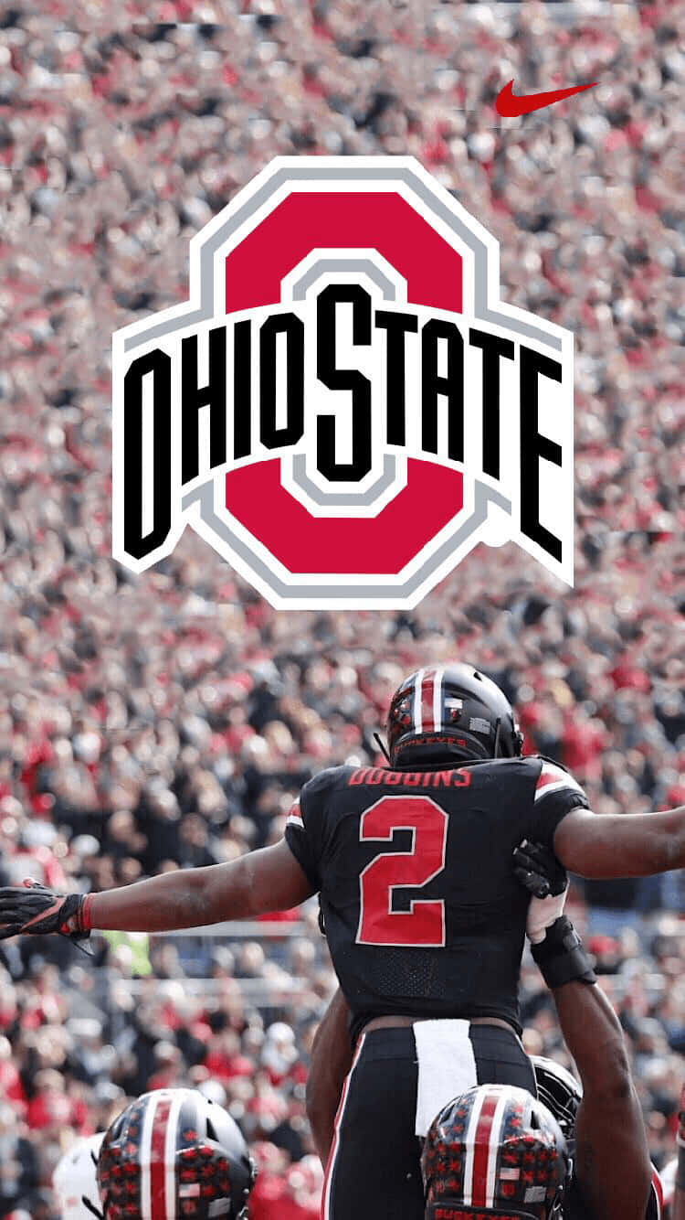 Ohio State iPhone 桌布 壁紙 — 一名身穿俄亥俄州立大學球衣的美式足球員被隊友抬起，背景是喧鬧的人群。