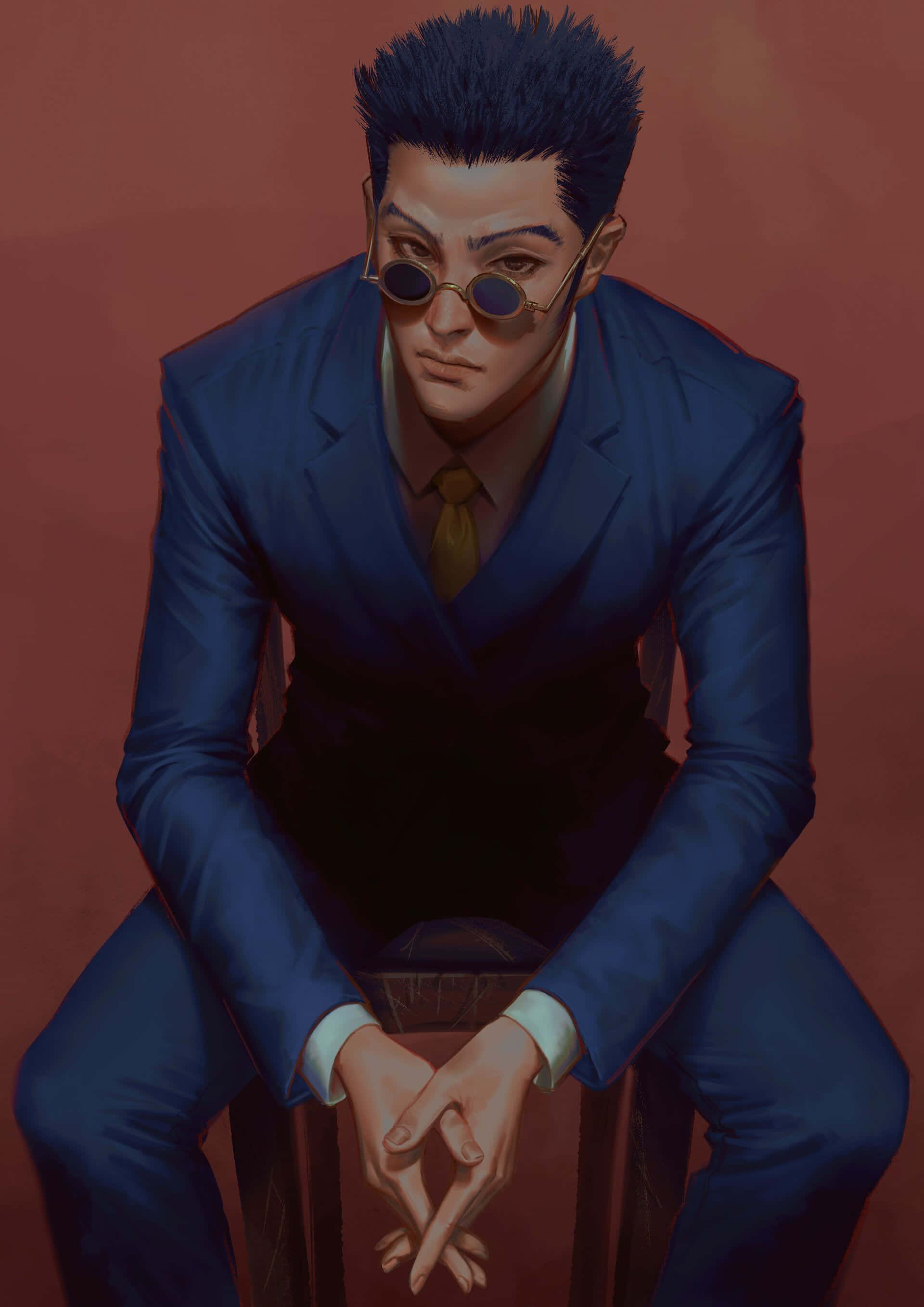 Leorio Paradinight 桌布 壁紙 — 一名身穿俐落藍色西裝、戴著圓形太陽眼鏡的男子，自信地坐在暖紅色背景前的凳子上。
