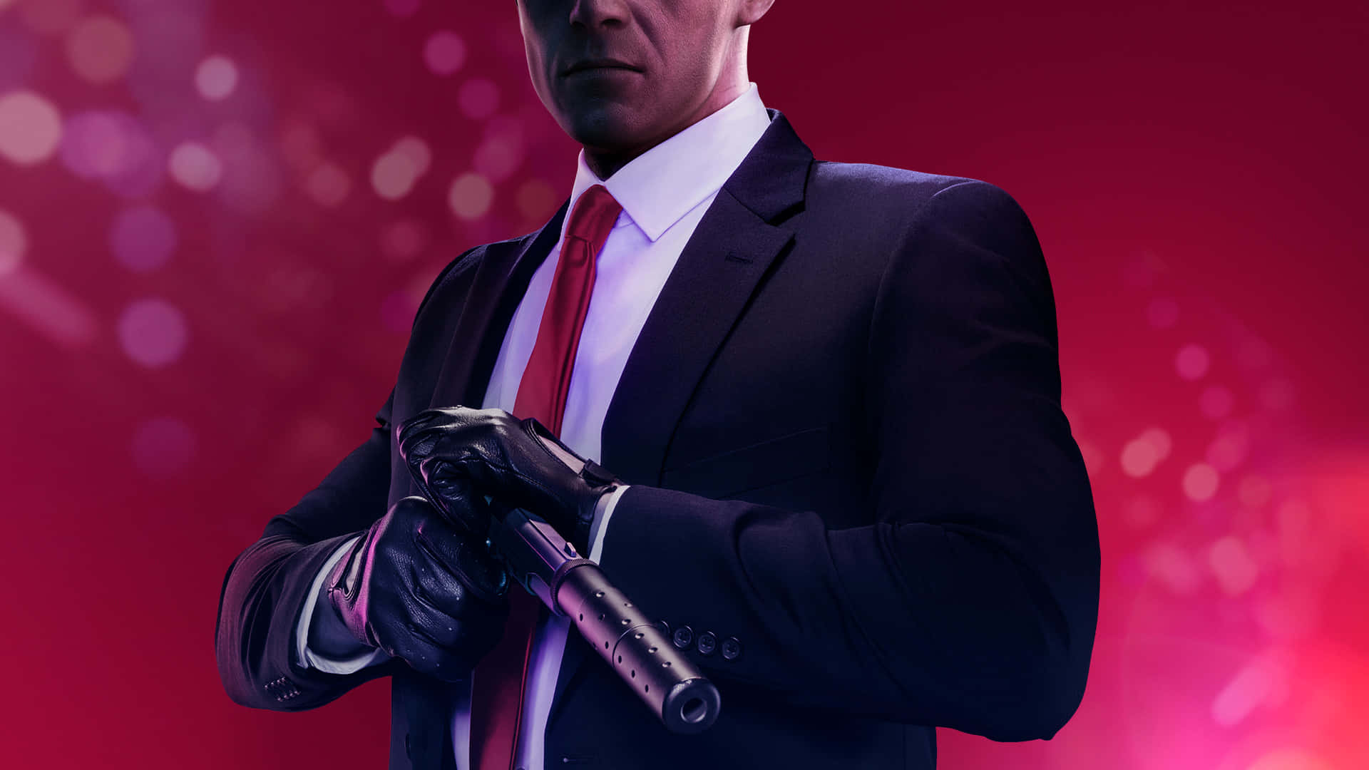 Hitman 2 桌布 壁紙 — 一名身穿俐落黑色西裝和紅色領帶的男子，手持消音手槍，背景是充滿活力的粉紅色散景。