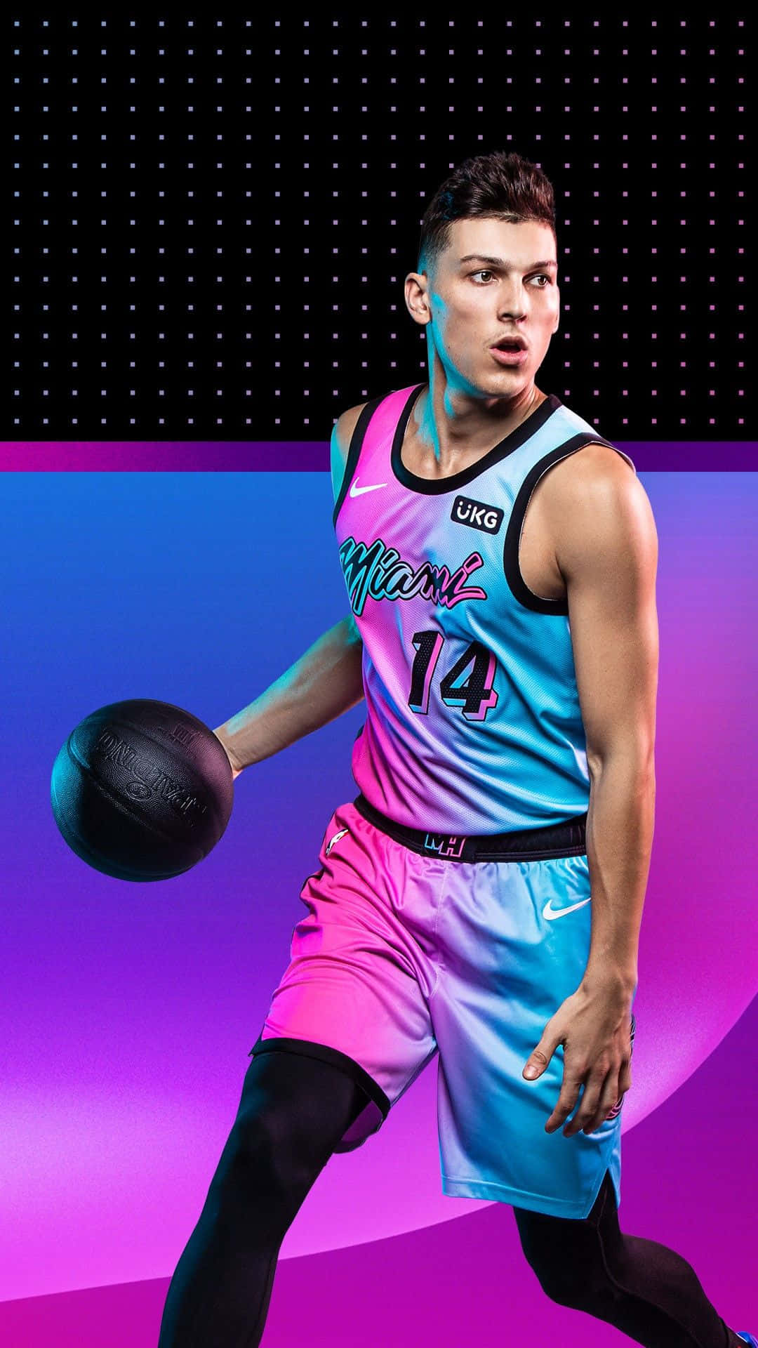 Tyler Herro 桌布 壁紙 — 一名身穿充滿活力的漸層邁阿密球衣的籃球運動員，在霓虹紫色和藍色背景前運球。