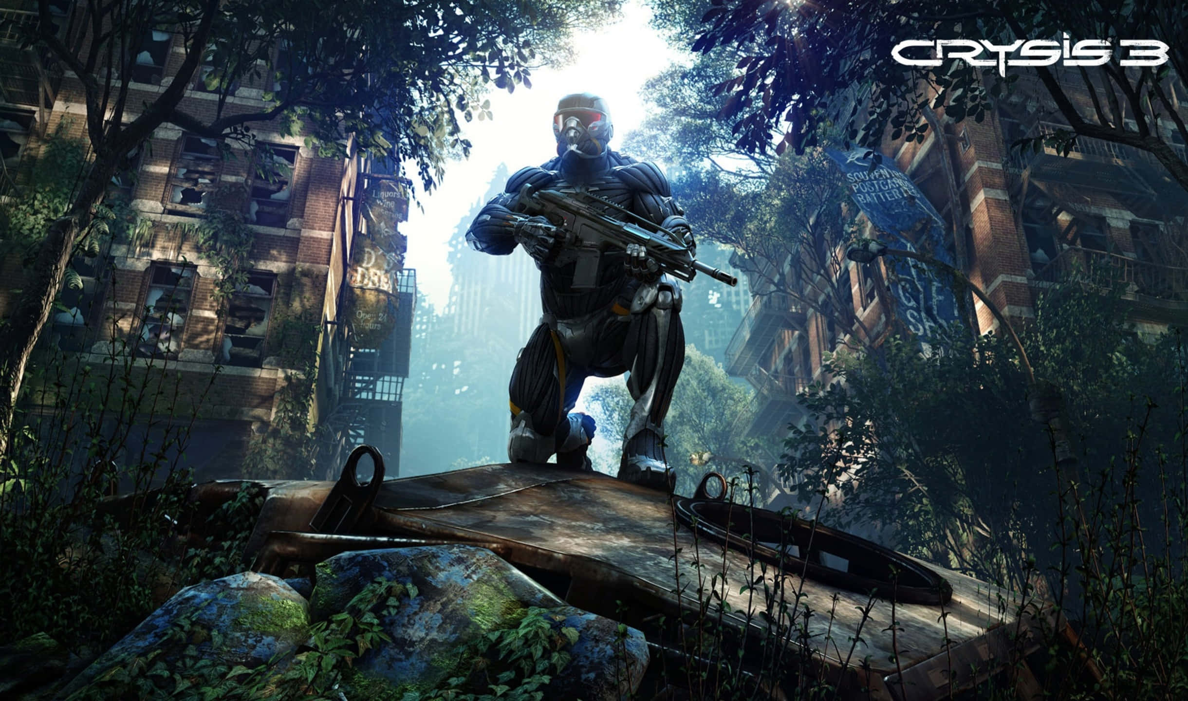 2440x1440 Crysis 3 桌布 壁紙 — 一名身穿先進裝甲的士兵蹲在一輛廢棄車輛上，身處陽光普照、雜草叢生的城市叢林中。