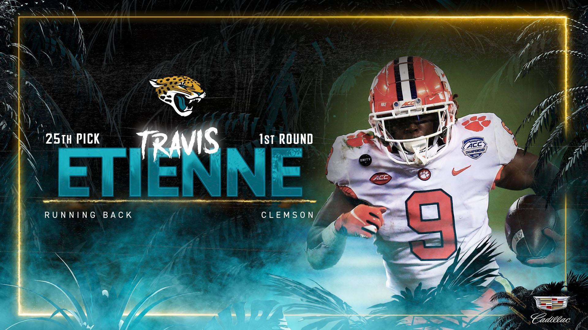 Travis Etienne 桌布 壁紙 — 一名身穿克萊姆森隊服、充滿活力的足球運動員，在閃爍著霓虹燈光和球隊品牌標誌的熱帶叢林中奔跑。