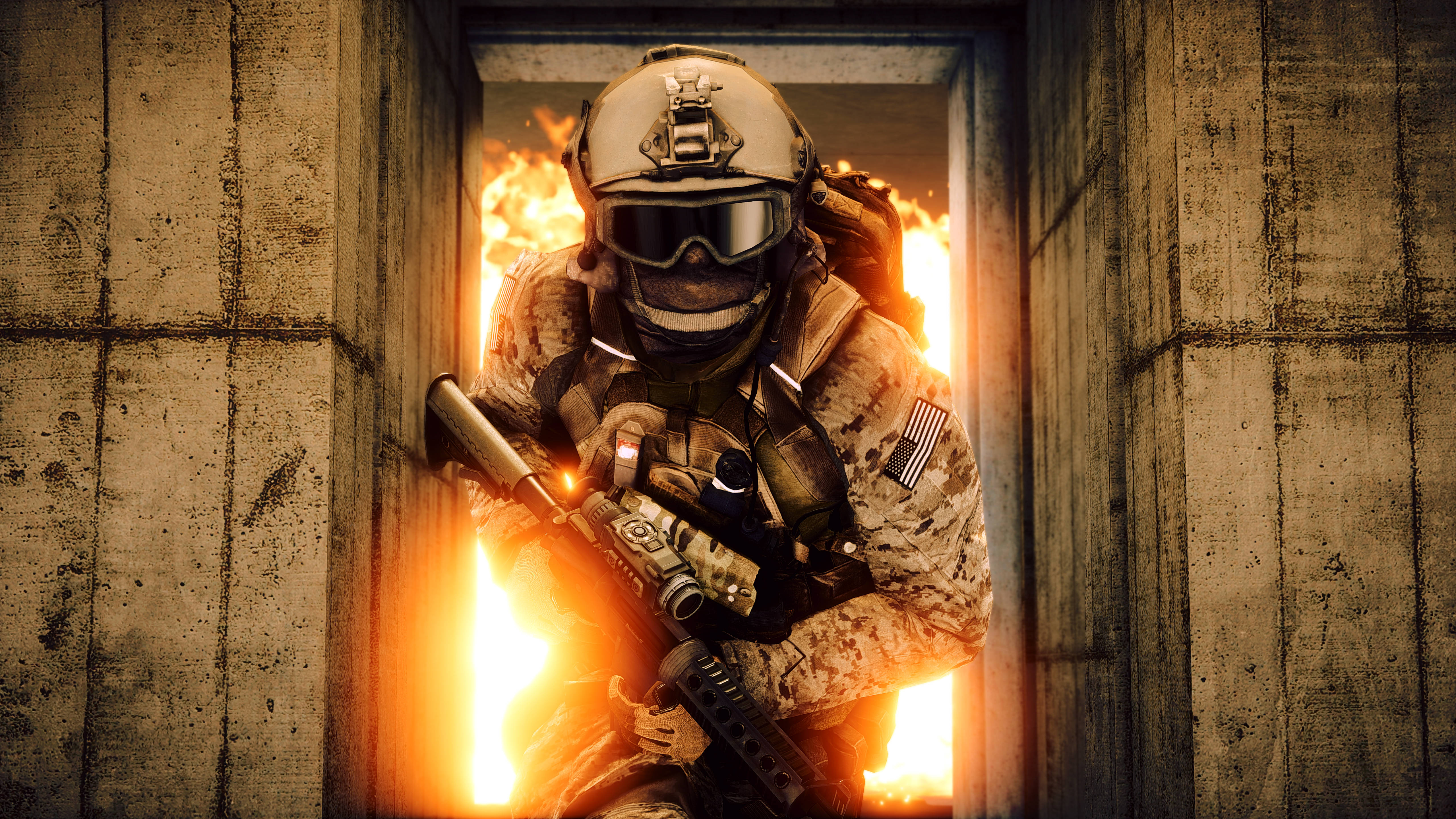 Battlefield 4 桌布 壁紙 — 一名身穿全副戰術裝備的士兵從燃燒的門口出現，背後是強烈的橙色火焰。