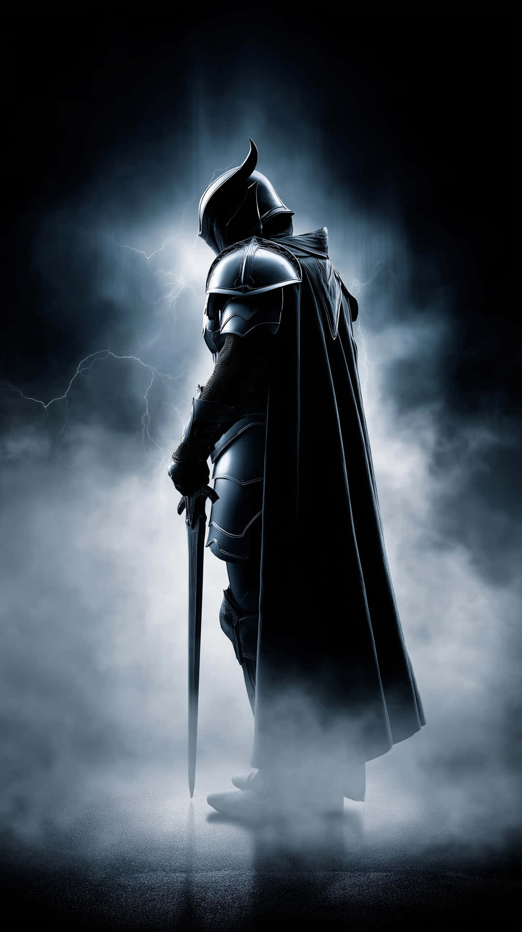 Stoic Knight Silhouette Amidst Stormy, Smoky Atmosphere 壁紙 — 一名身穿全副暗色盔甲的騎士在暴風雨的天空下呈現剪影，閃電照亮了他的斗篷和劍。